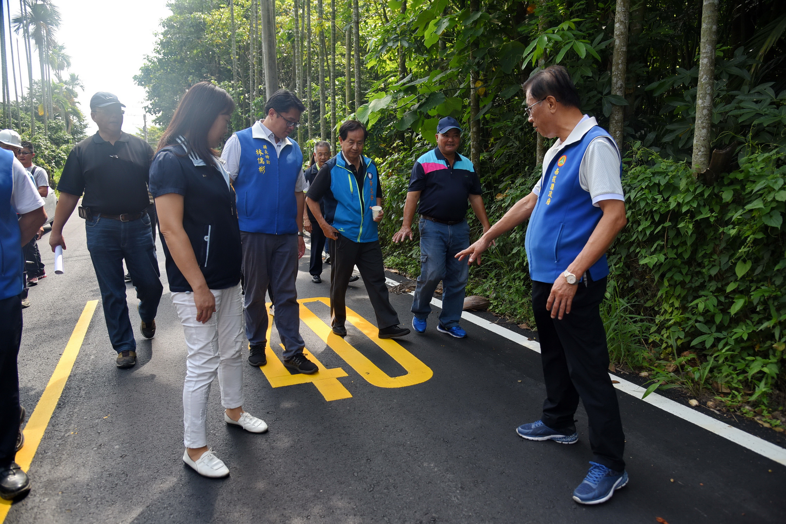 相關圖片2-林縣長視察縣道136線改善情形 路平無人孔蓋鄉親肯定