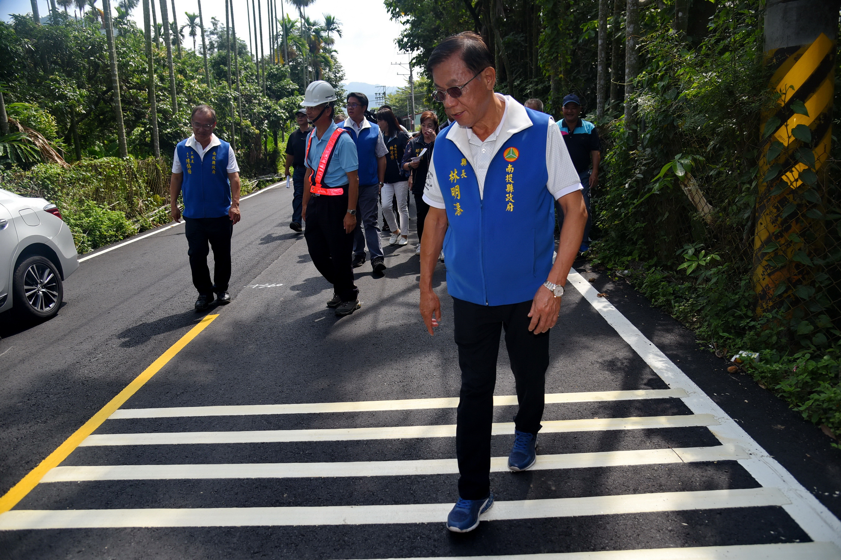 相關圖片3-林縣長視察縣道136線改善情形 路平無人孔蓋鄉親肯定