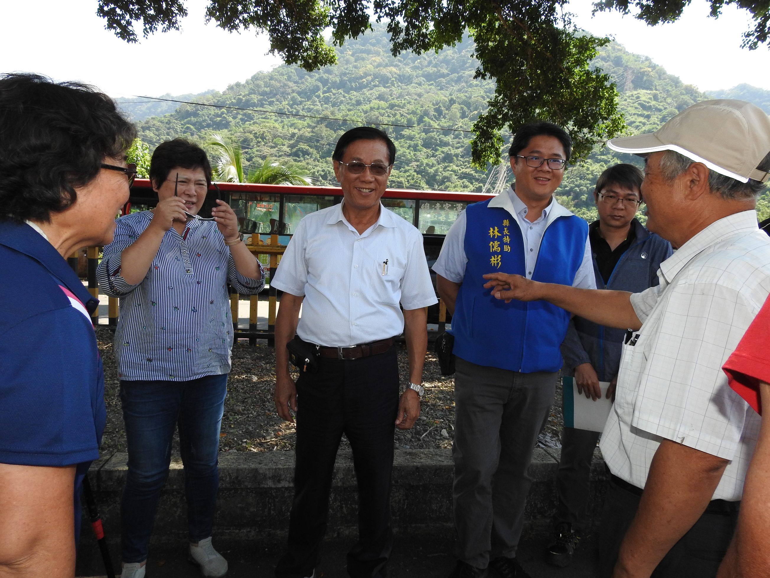 圖片-水里鄉兩村野溪淘刷侵蝕農園威脅民宅 林縣長會勘有解