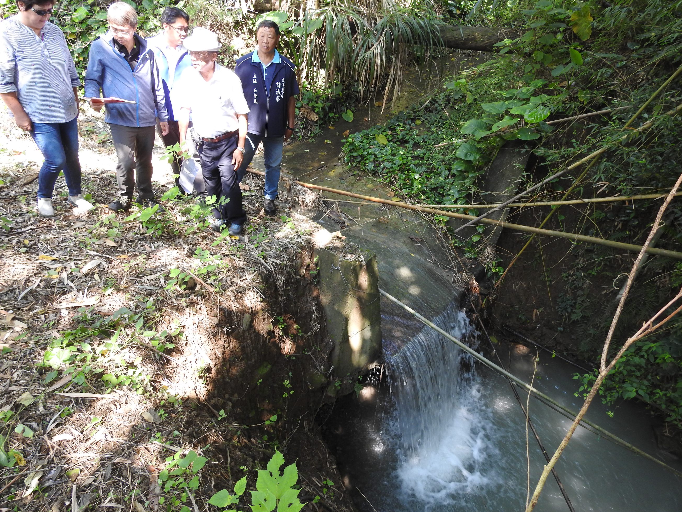 相關圖片1-水里鄉兩村野溪淘刷侵蝕農園威脅民宅 林縣長會勘有解