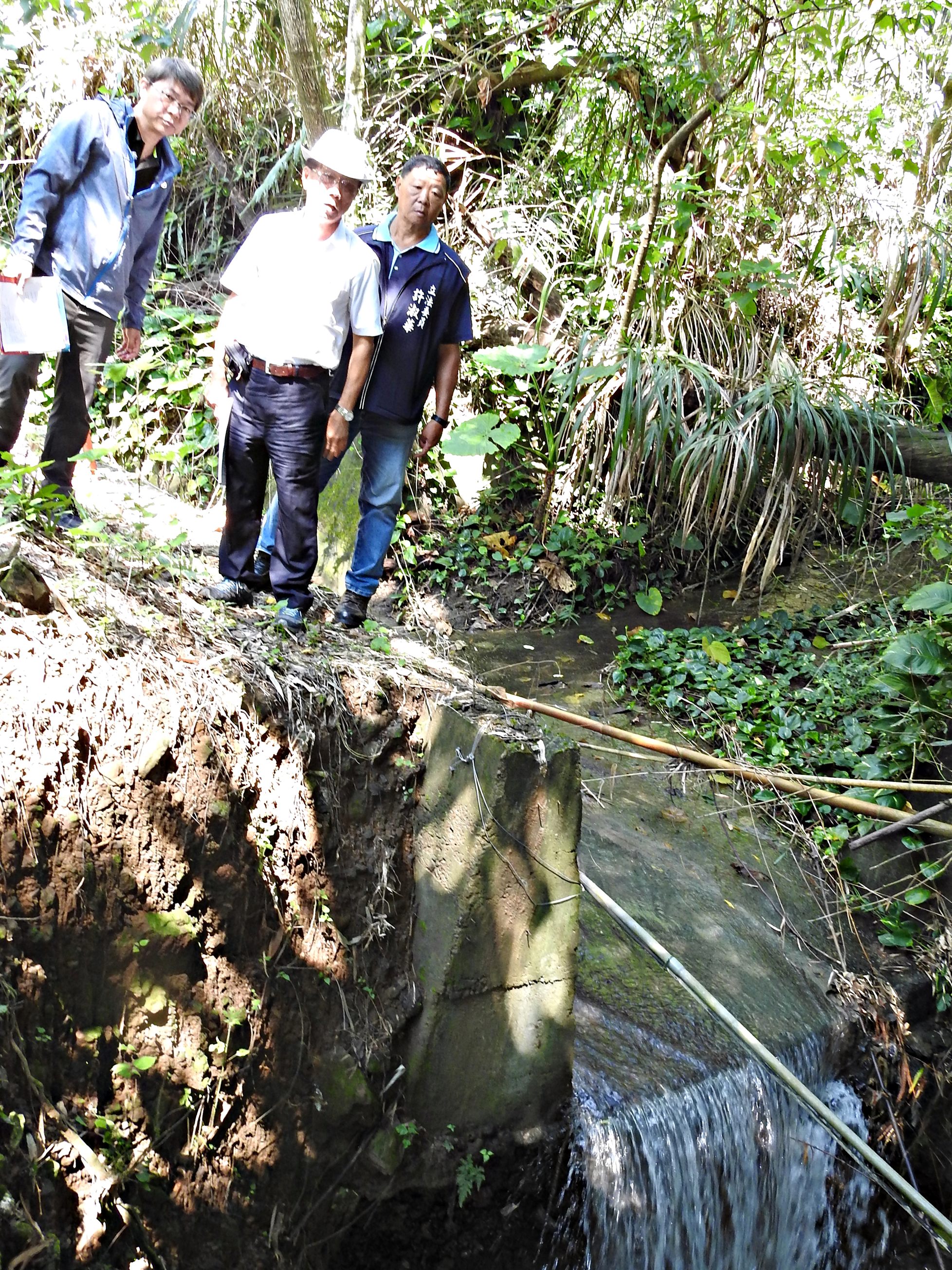 相關圖片3-水里鄉兩村野溪淘刷侵蝕農園威脅民宅 林縣長會勘有解