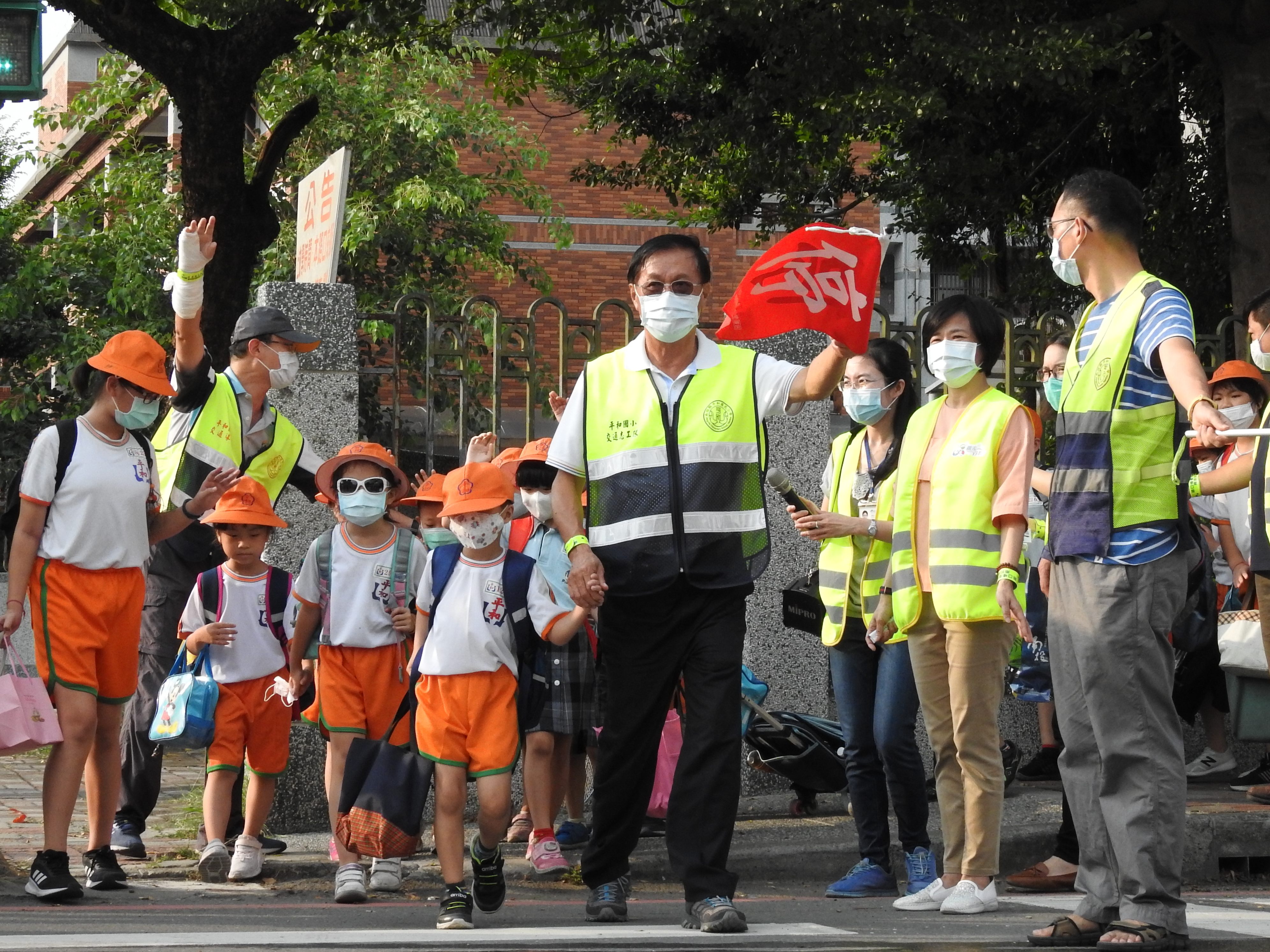 圖片-關心兒童路口安全  茶伯秒變導護志工