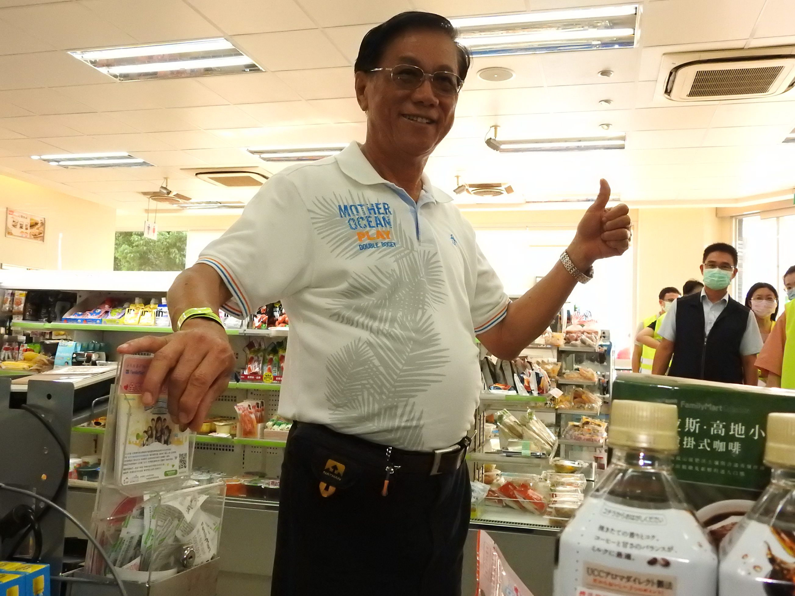 相關圖片1-關心兒童路口安全  茶伯秒變導護志工