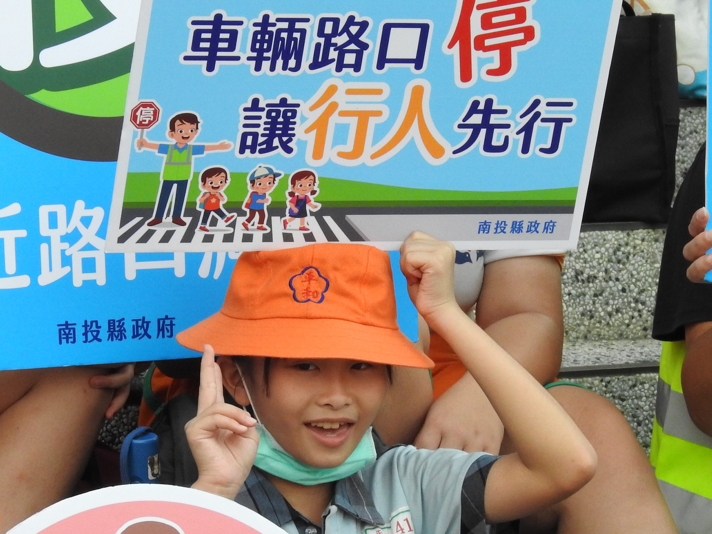 相關圖片2-關心兒童路口安全  茶伯秒變導護志工