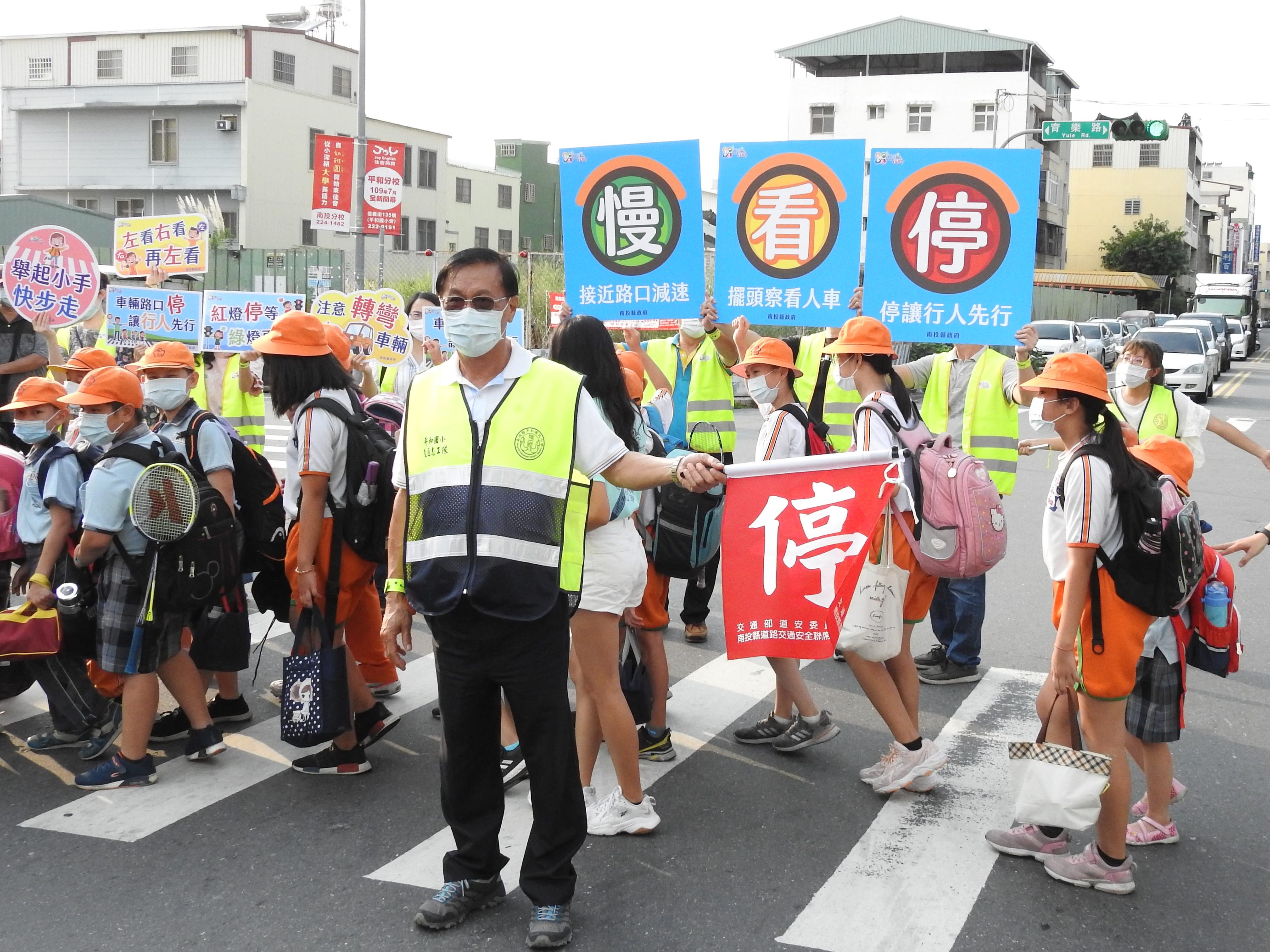 相關圖片3-關心兒童路口安全  茶伯秒變導護志工