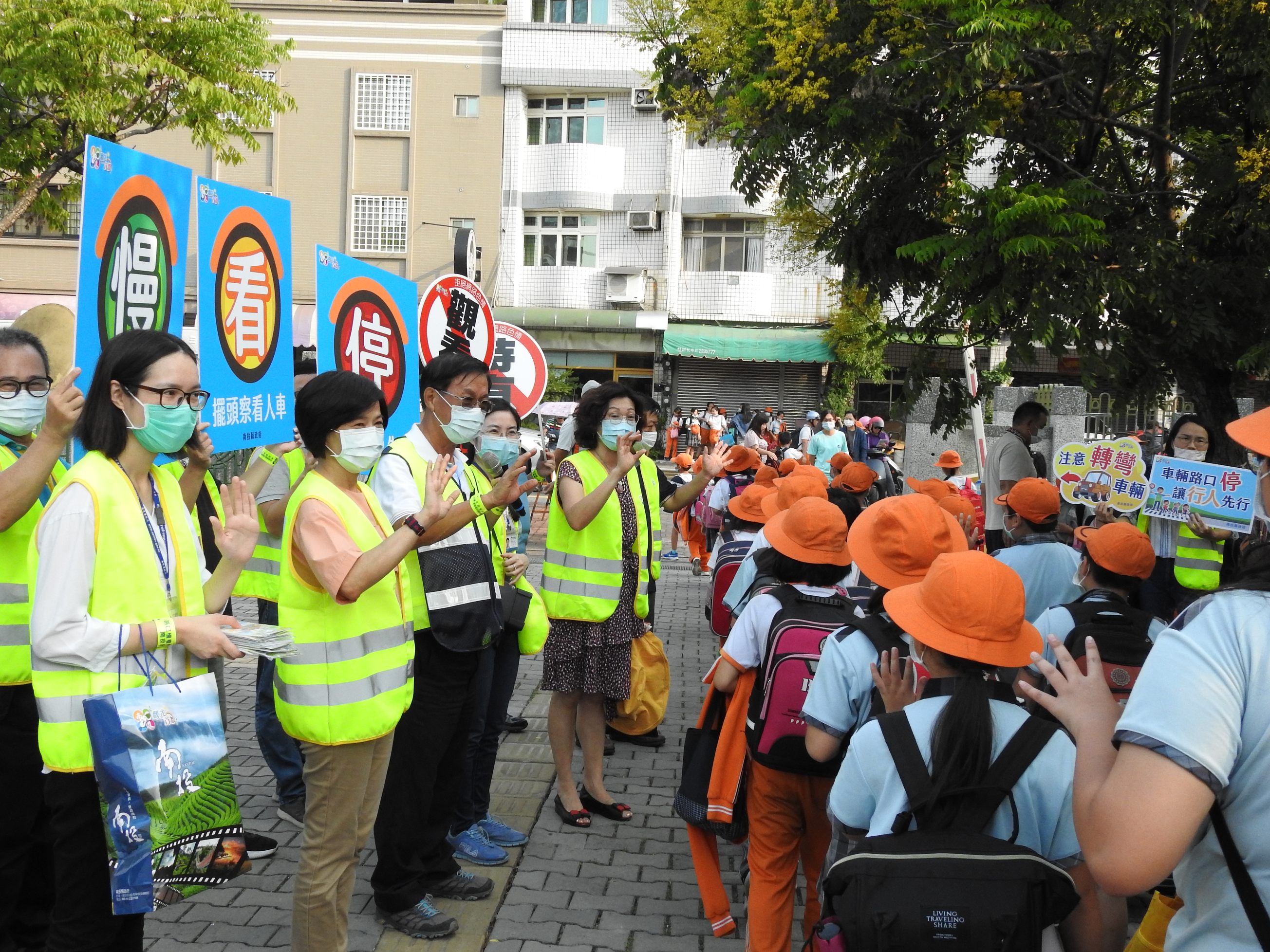 相關圖片4-關心兒童路口安全  茶伯秒變導護志工