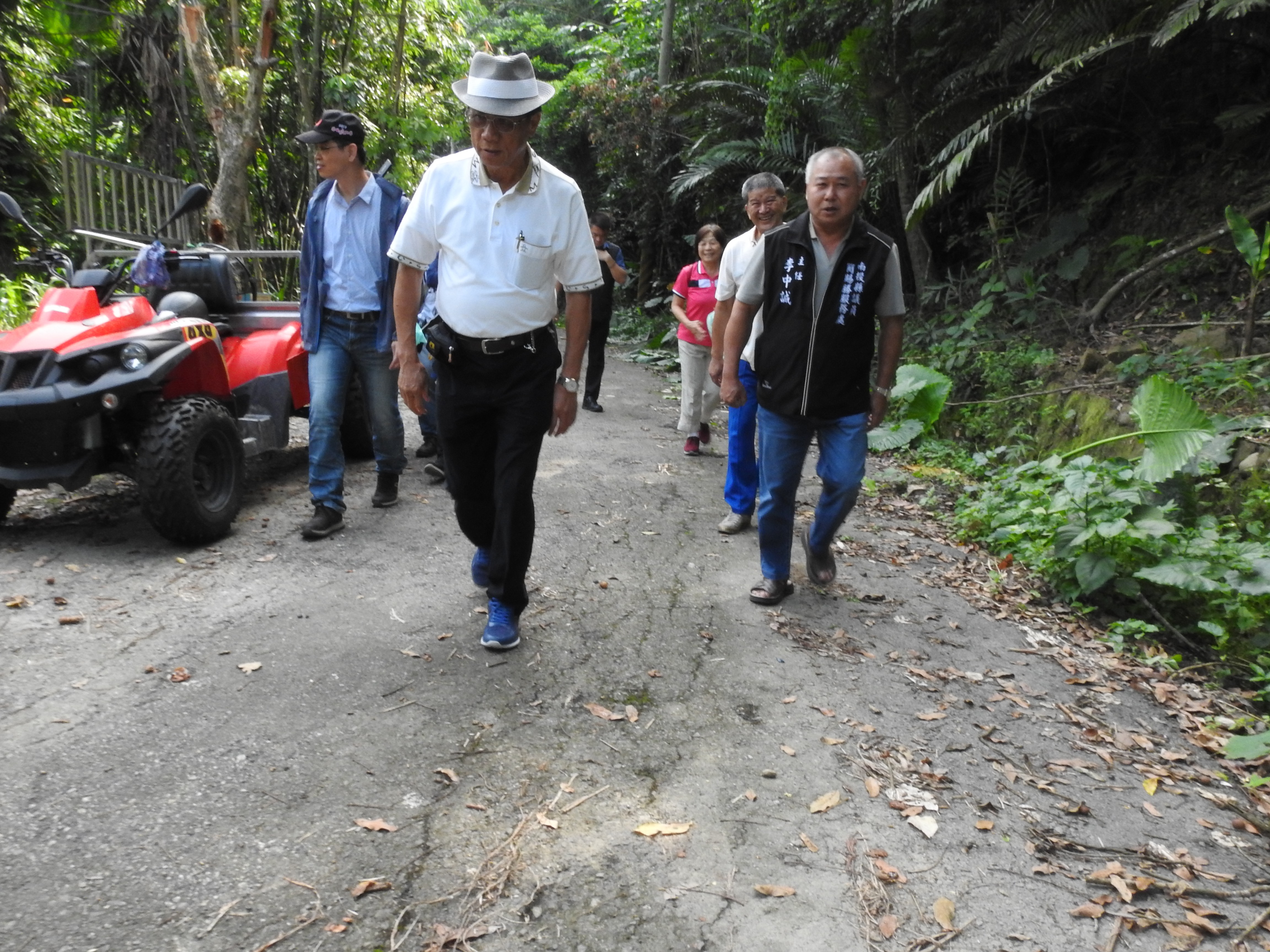 圖片-中興新村光榮里楓仔坑農路年久失修 林縣長會勘改善