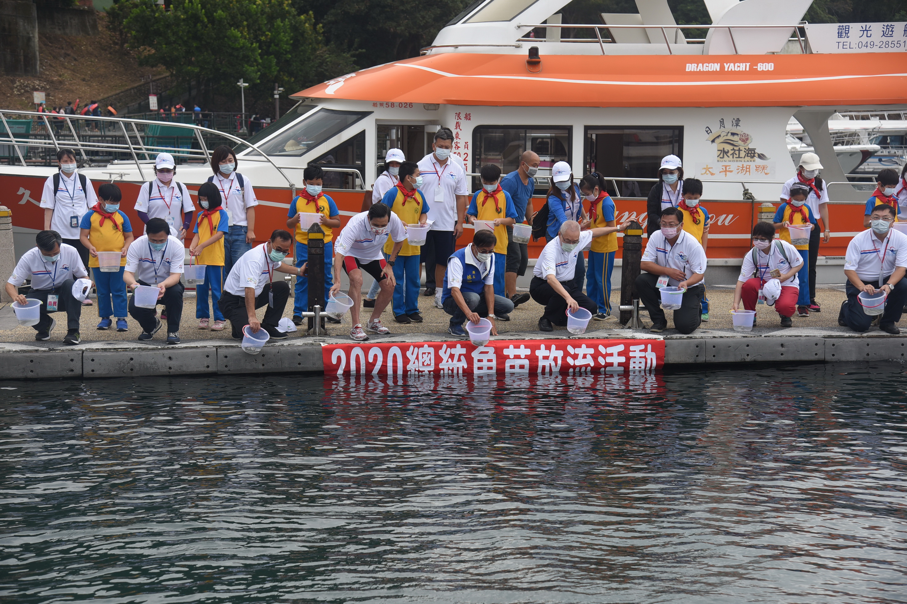 相關圖片2-第38屆萬人泳渡持續愛生態重保育  施放萬條總統魚苗