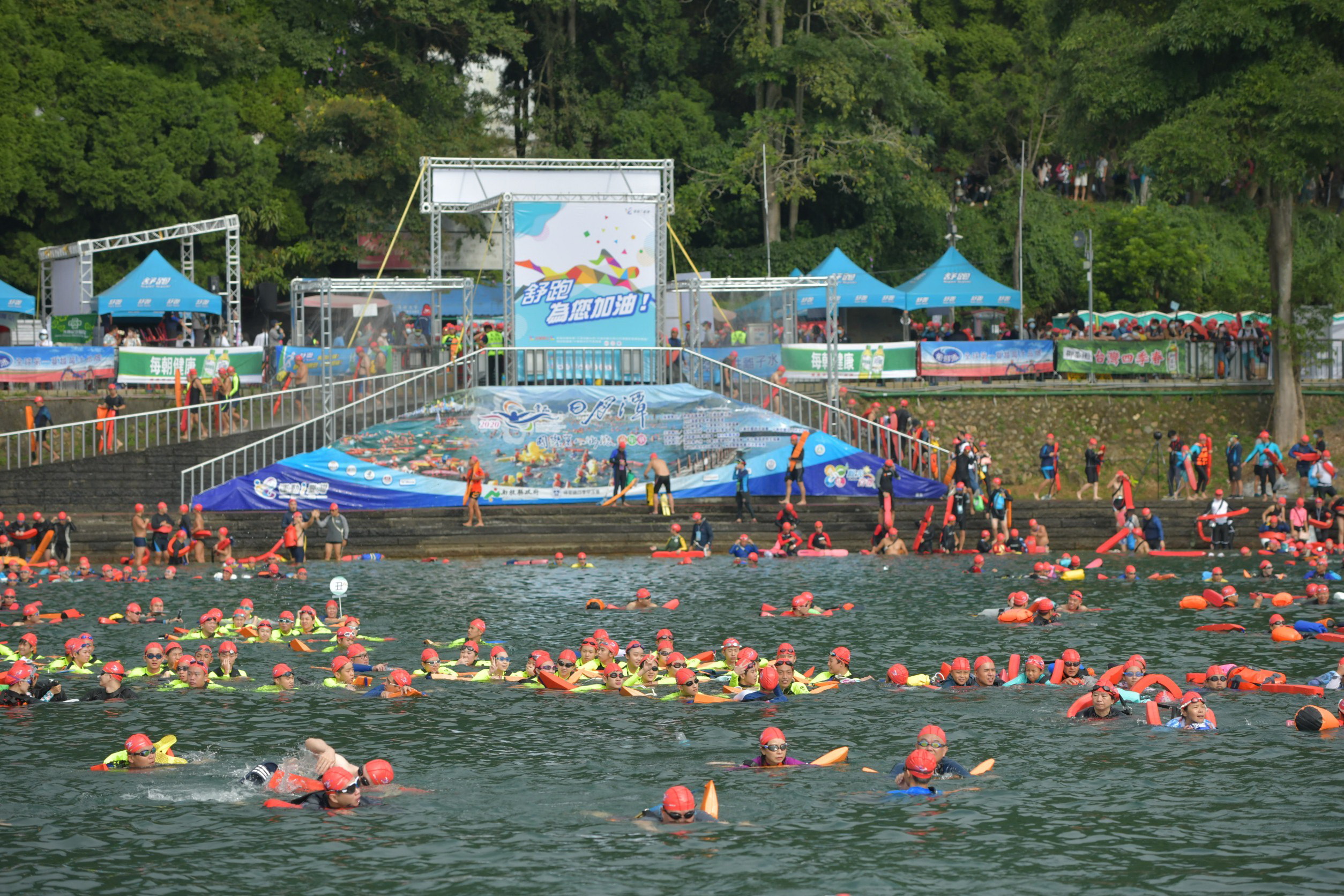 圖片-身障泳士做先鋒   日月潭泳渡鳴槍下水