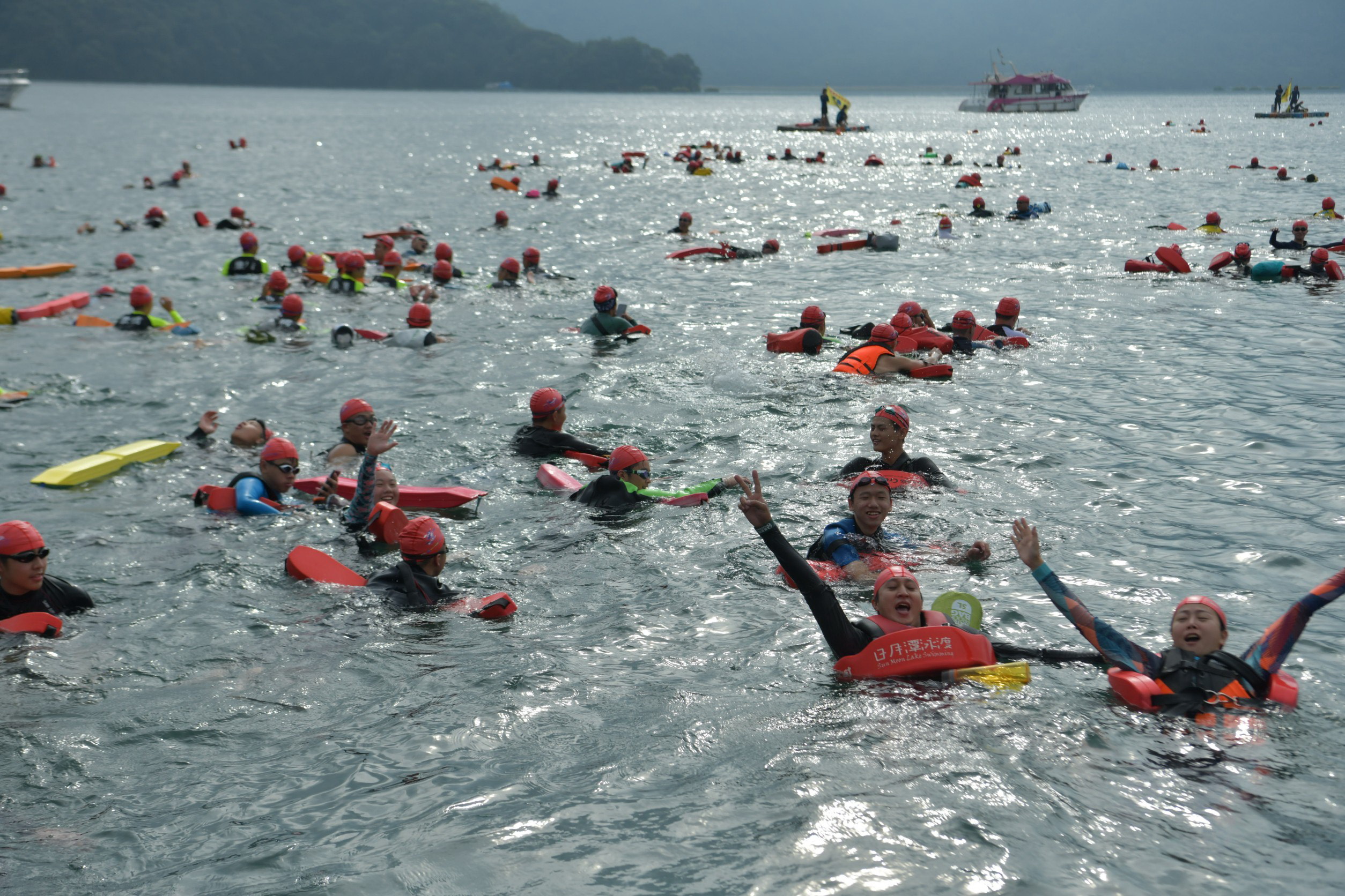 相關圖片3-身障泳士做先鋒   日月潭泳渡鳴槍下水