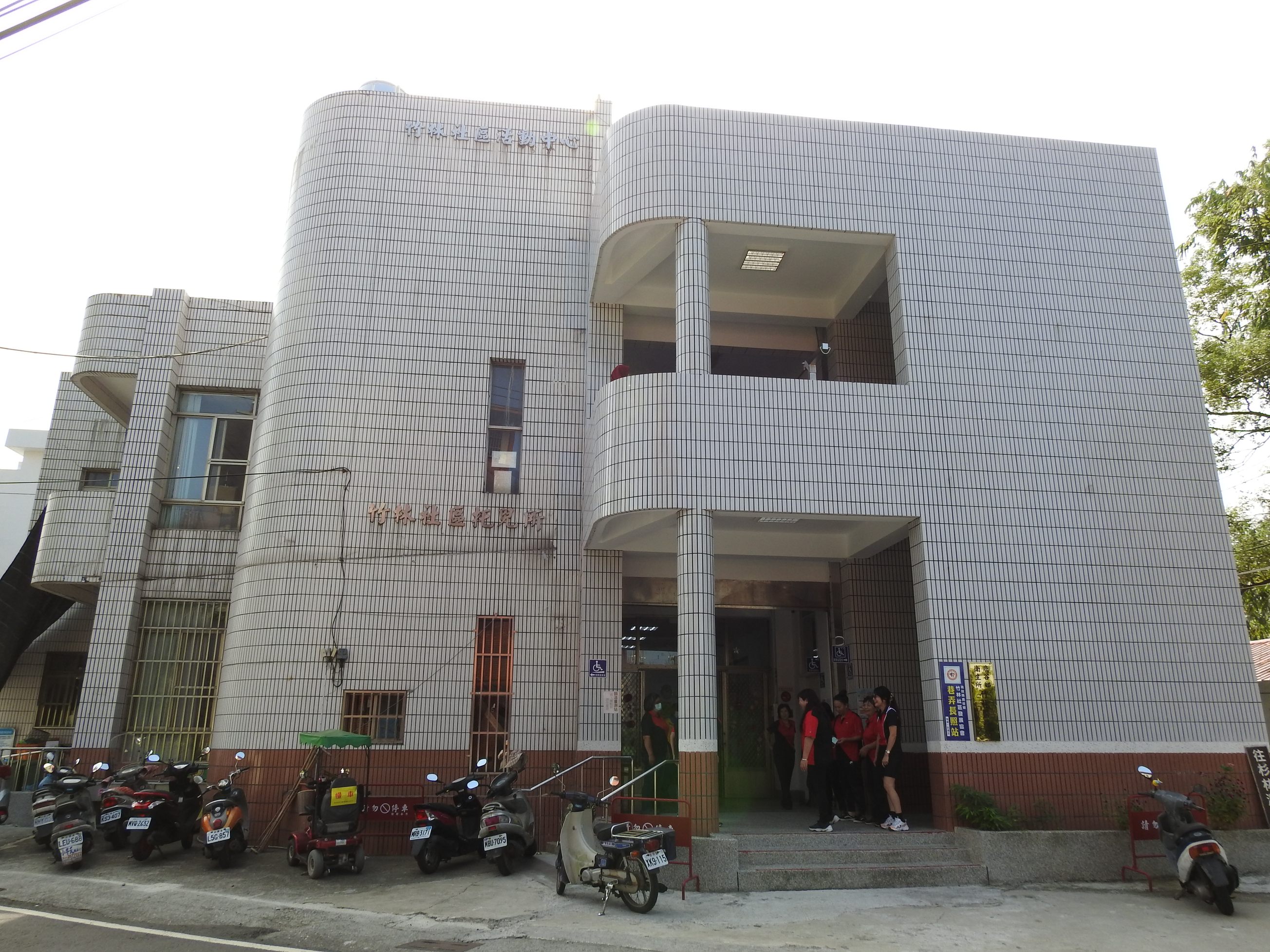 相關圖片1-鹿谷鄉竹林社區活動中心屋頂漏水 林縣長會勘允改善並加碼裝冷氣