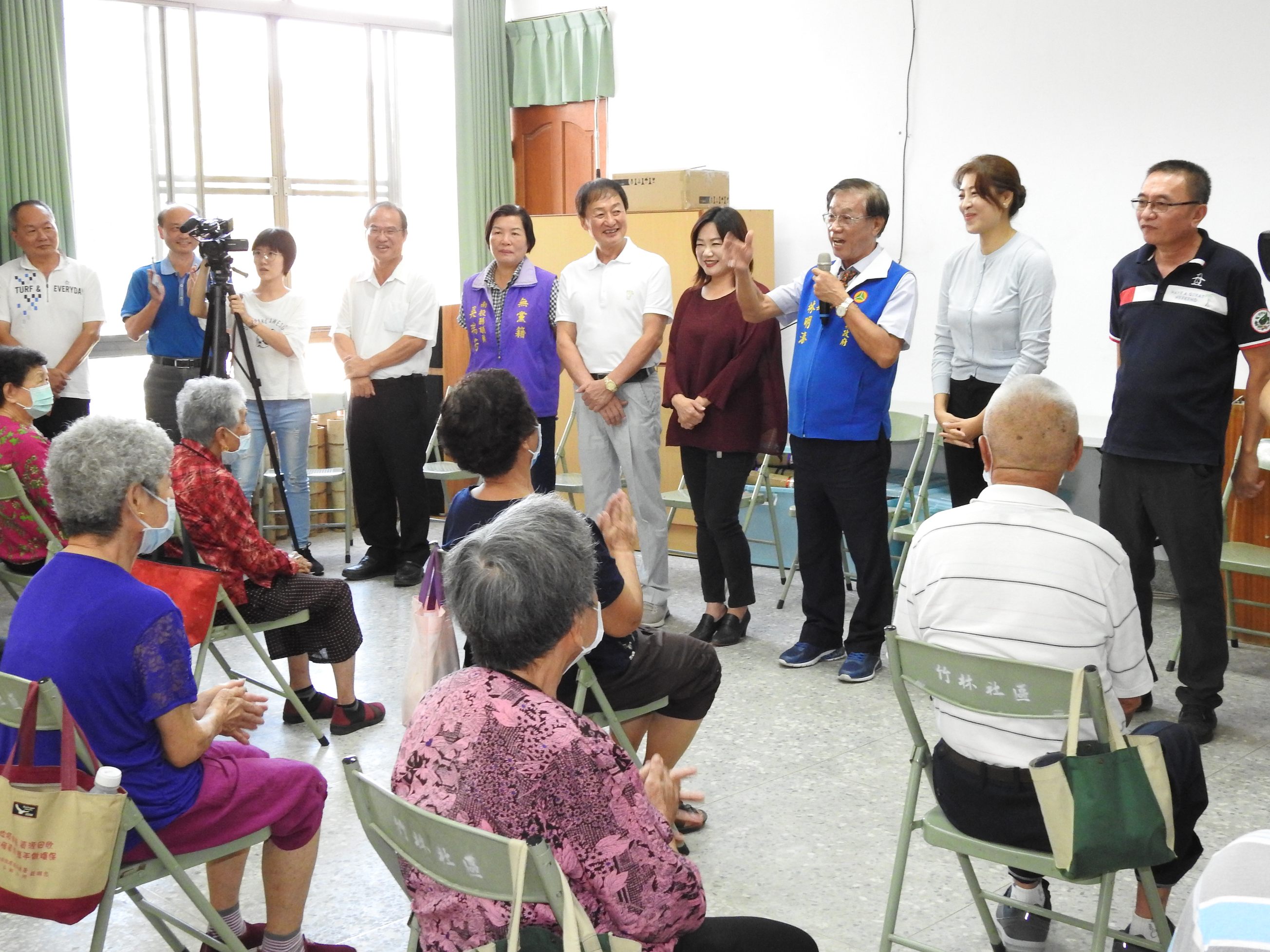 相關圖片2-鹿谷鄉竹林社區活動中心屋頂漏水 林縣長會勘允改善並加碼裝冷氣