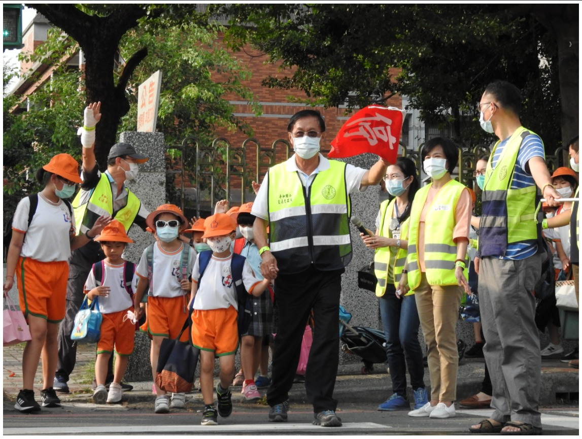 News images-Caring for the safety of children at intersections, County Mayor Lin serves as school crossing guard, September 15