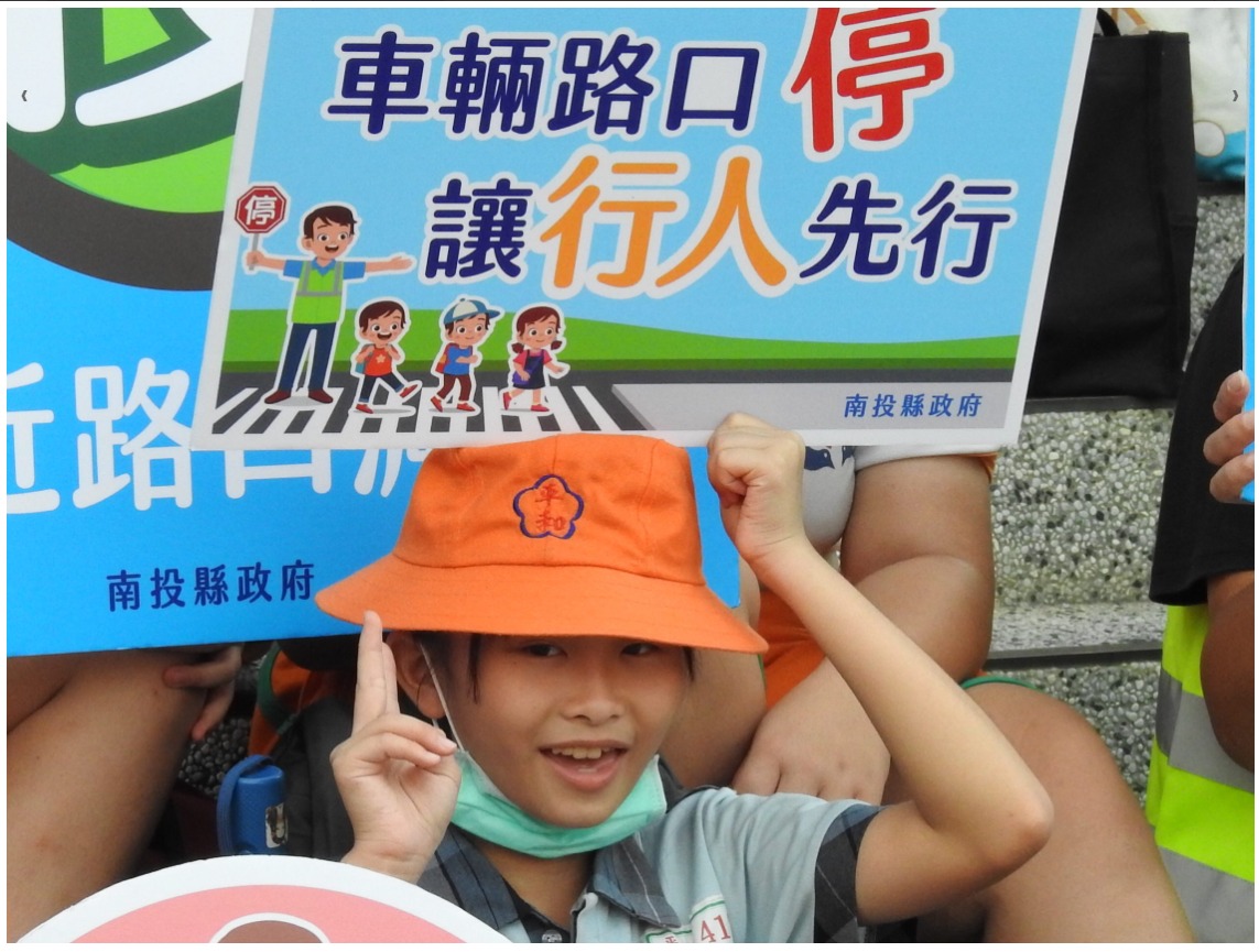 other image2-Caring for the safety of children at intersections, County Mayor Lin serves as school crossing guard, September 15