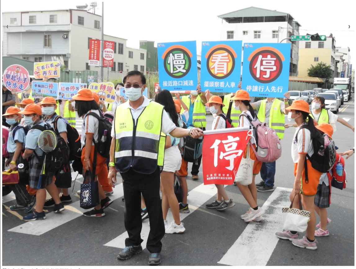 other image3-Caring for the safety of children at intersections, County Mayor Lin serves as school crossing guard, September 15