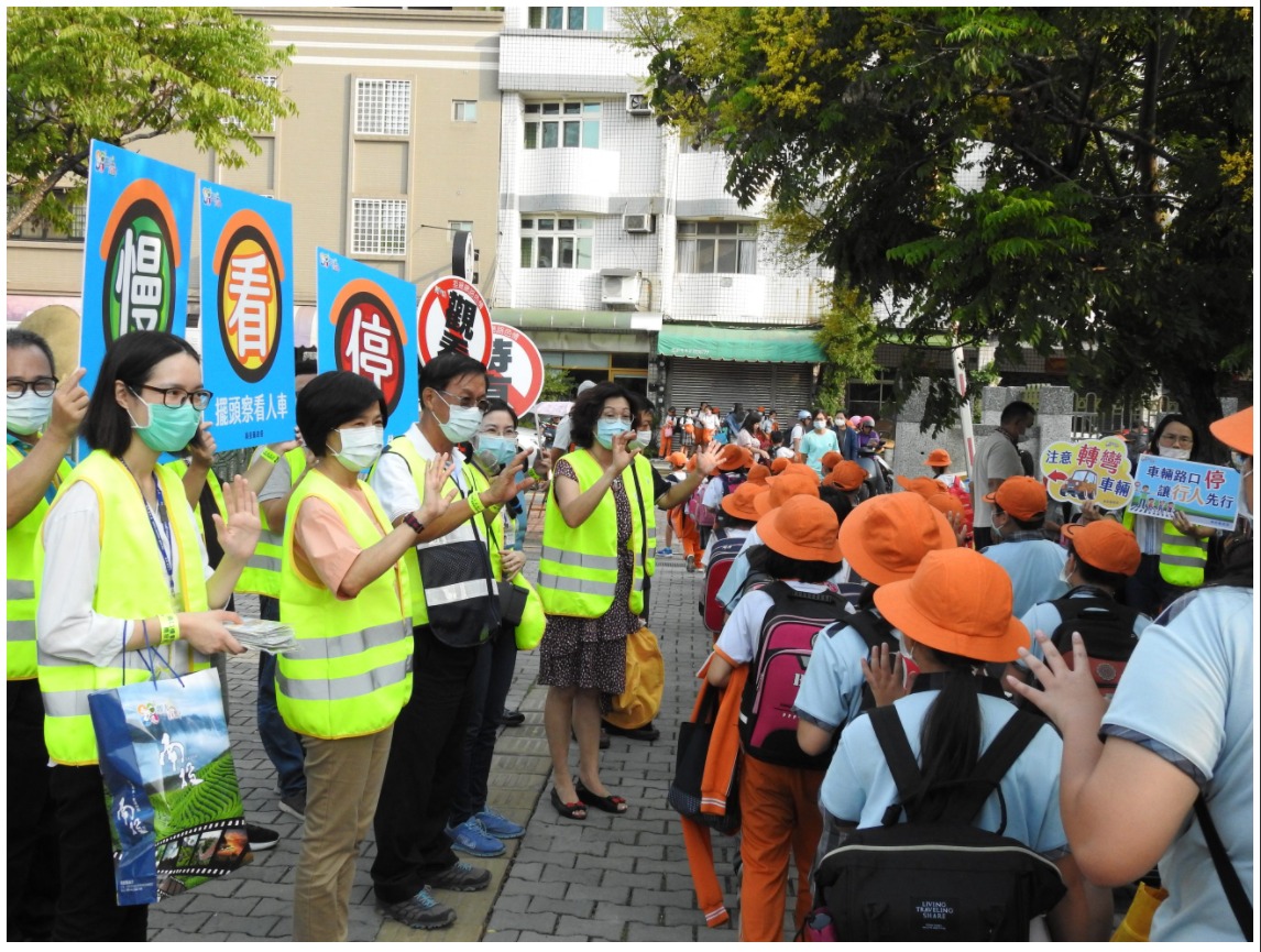 other image4-Caring for the safety of children at intersections, County Mayor Lin serves as school crossing guard, September 15