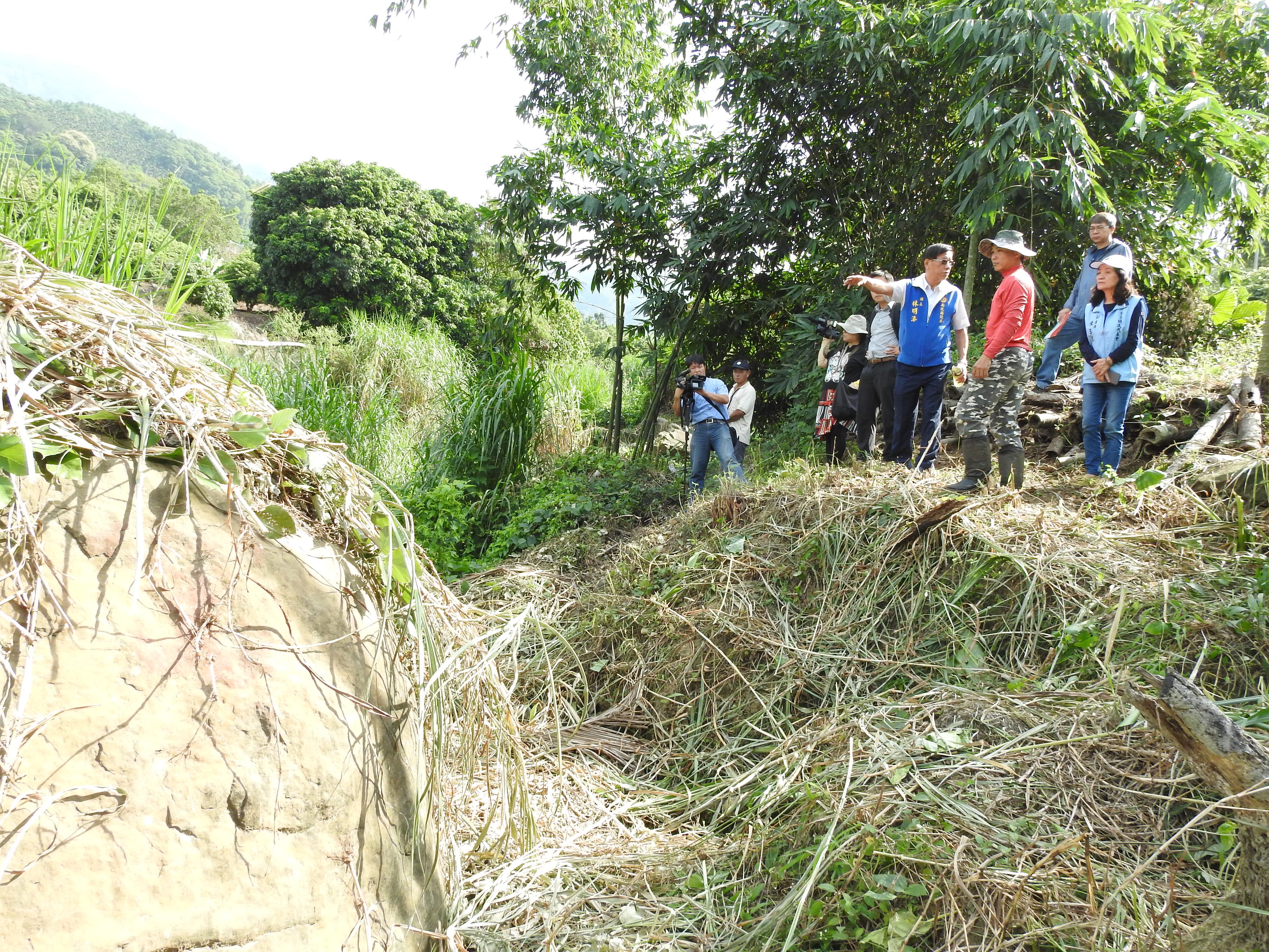 相關圖片3-集集鎮廣明、富山里農路、野溪護岸待改善 林縣長會勘有解