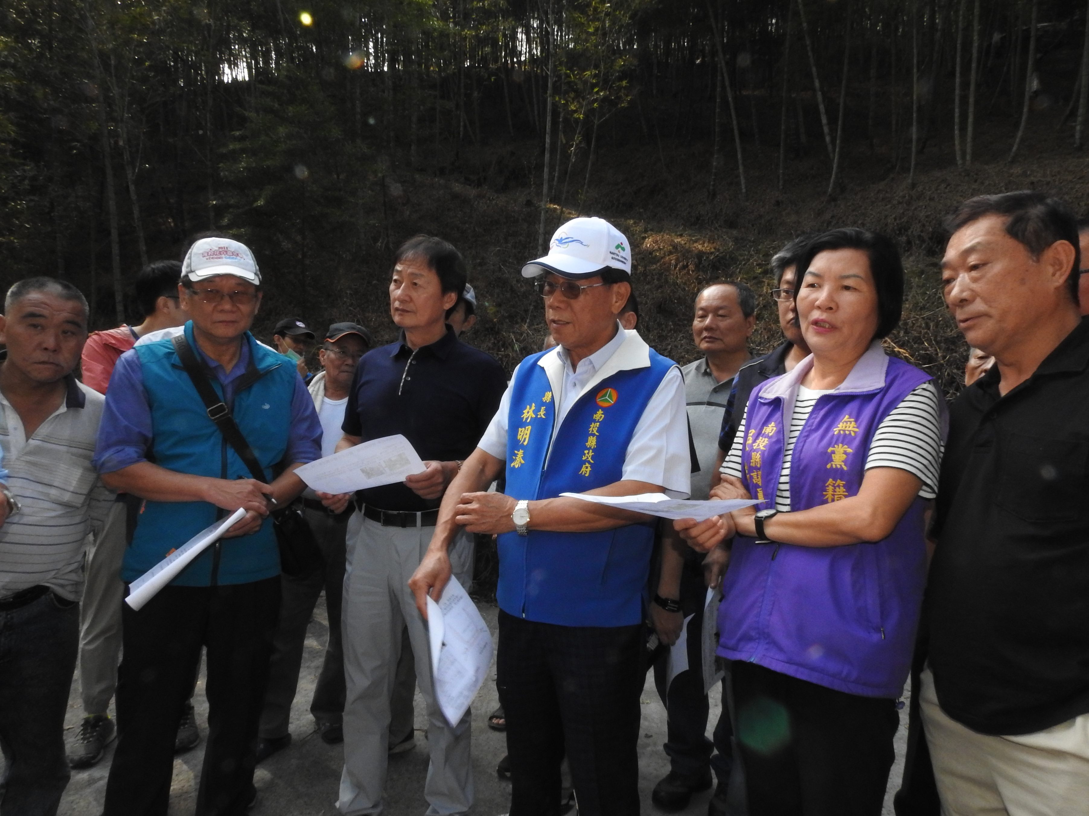 相關圖片1-林縣長會勘改善鹿谷半天吊橋、竹山大湖底野溪治理及鯉南路巷道