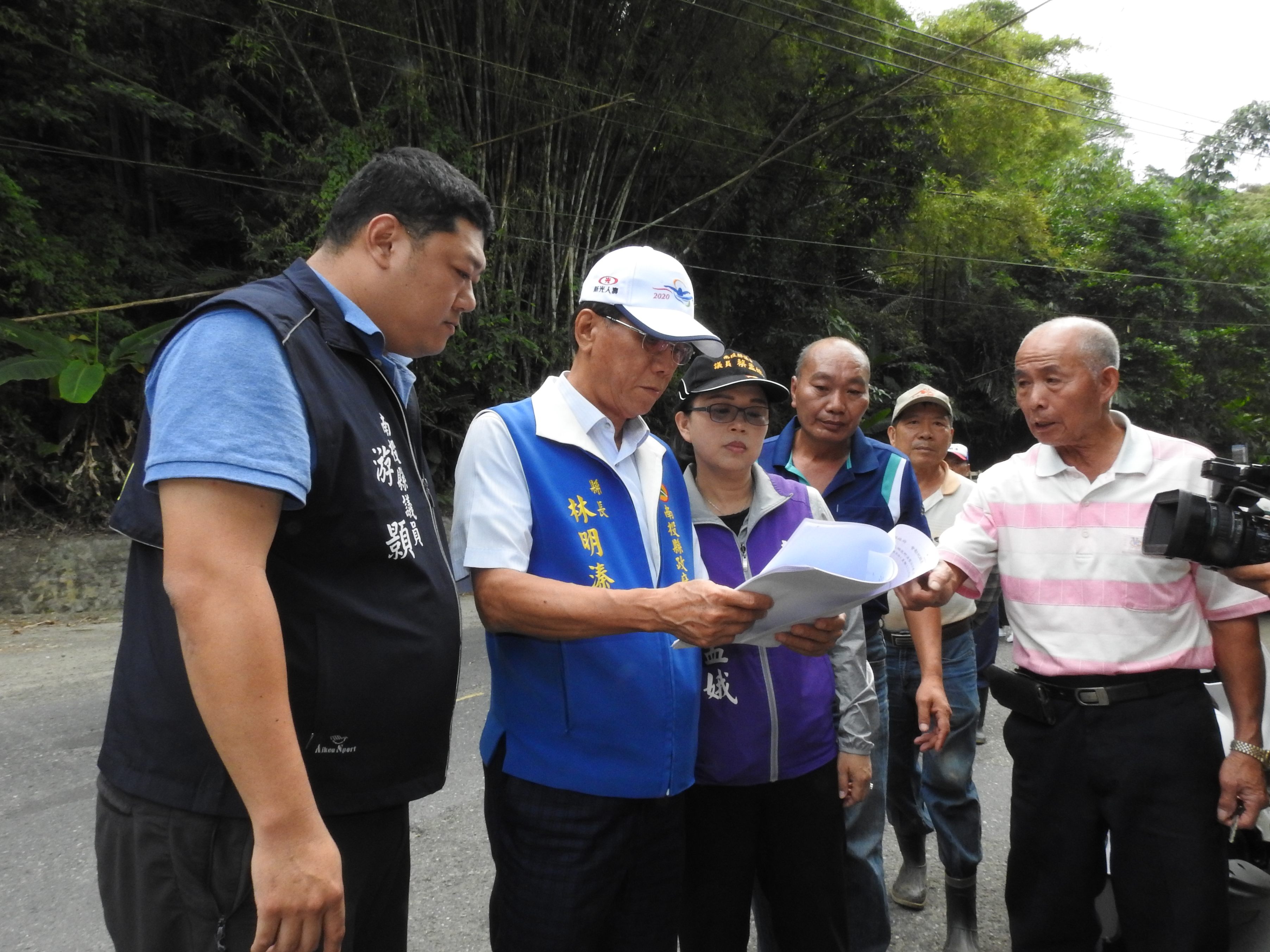 相關圖片3-林縣長會勘改善鹿谷半天吊橋、竹山大湖底野溪治理及鯉南路巷道