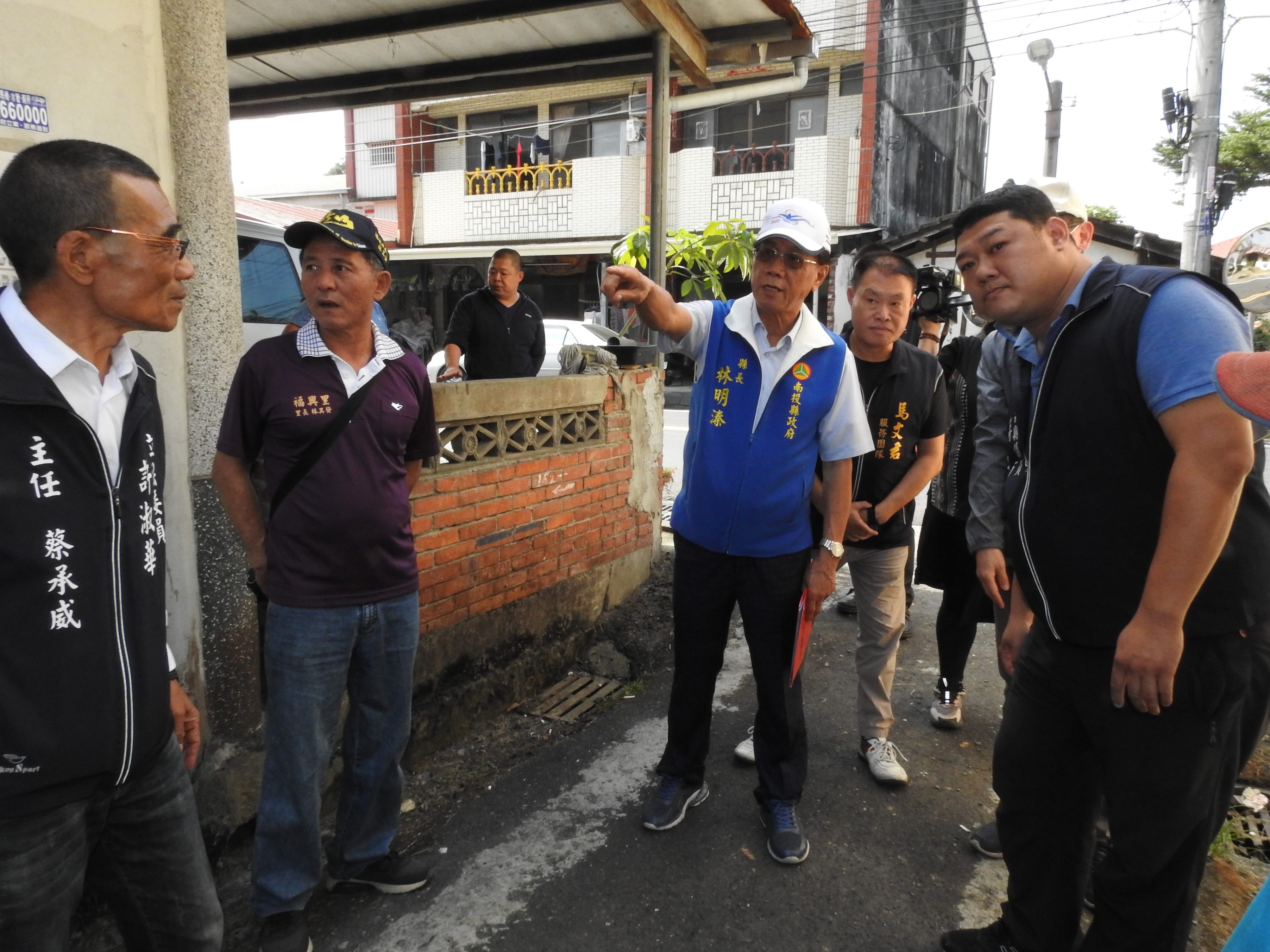 相關圖片4-林縣長會勘改善鹿谷半天吊橋、竹山大湖底野溪治理及鯉南路巷道
