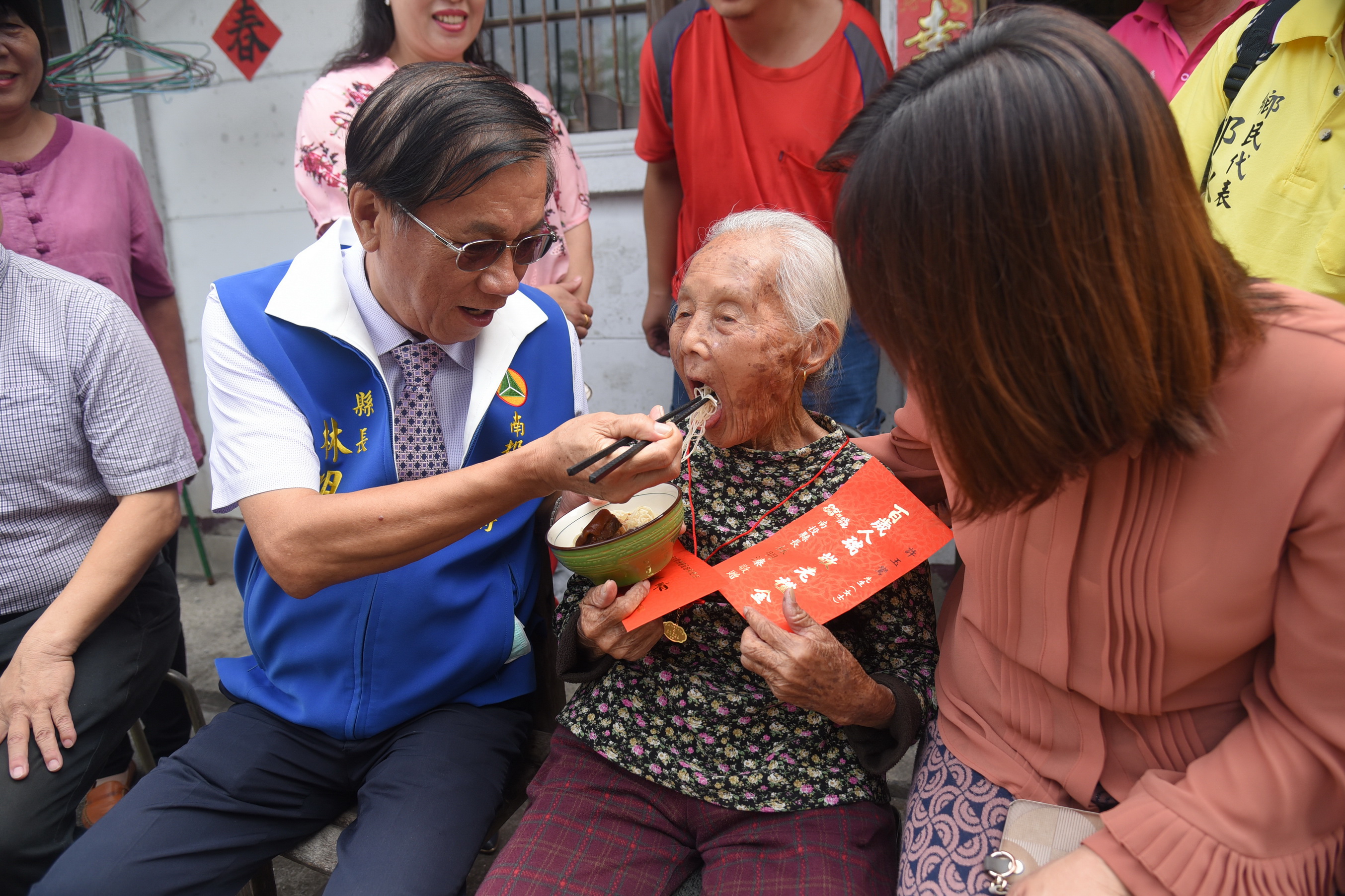 圖片-重陽敬老 林縣長訪埔里、國姓人瑞贈金鎖片及敬老金