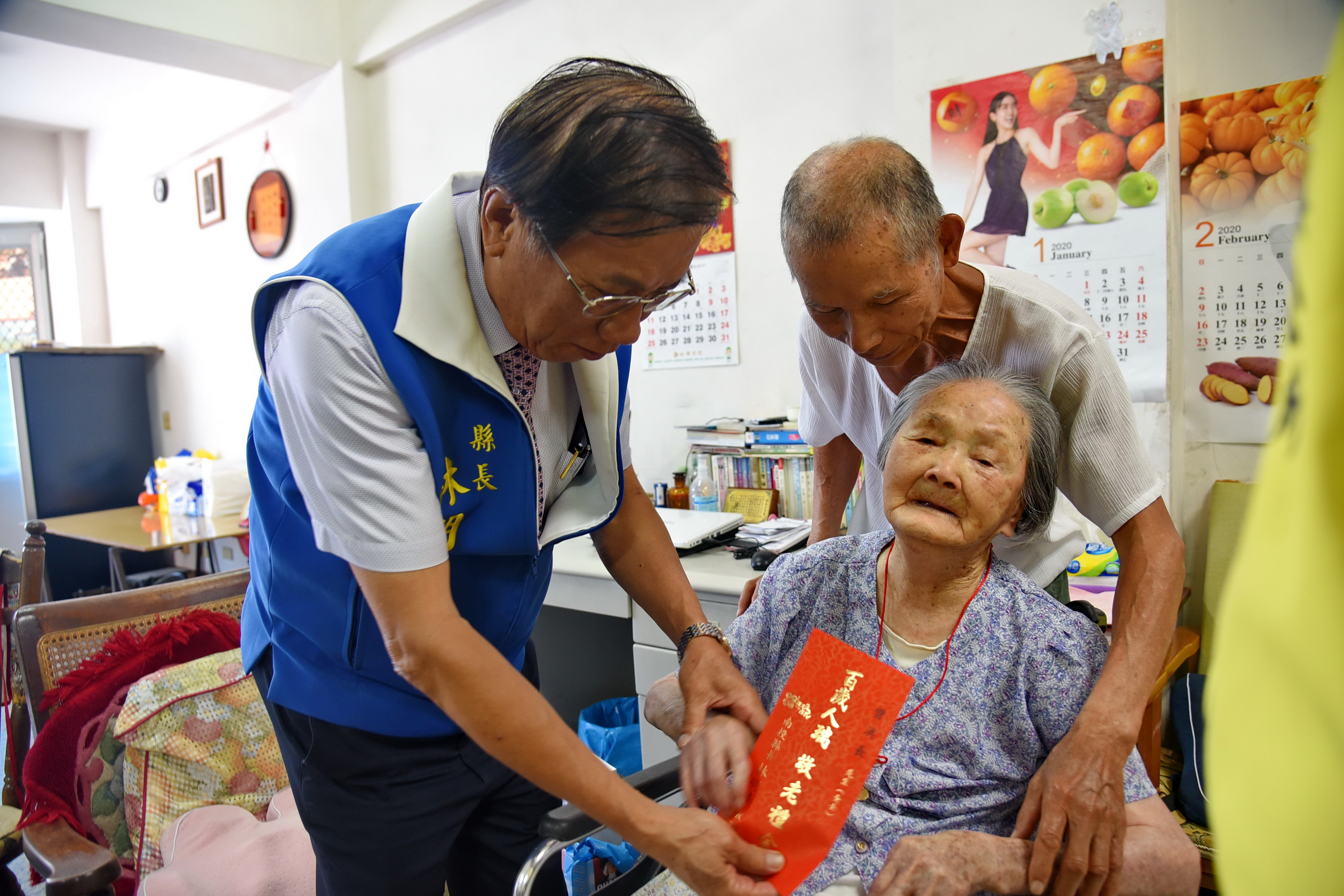 相關圖片3-重陽敬老 林縣長訪埔里、國姓人瑞贈金鎖片及敬老金