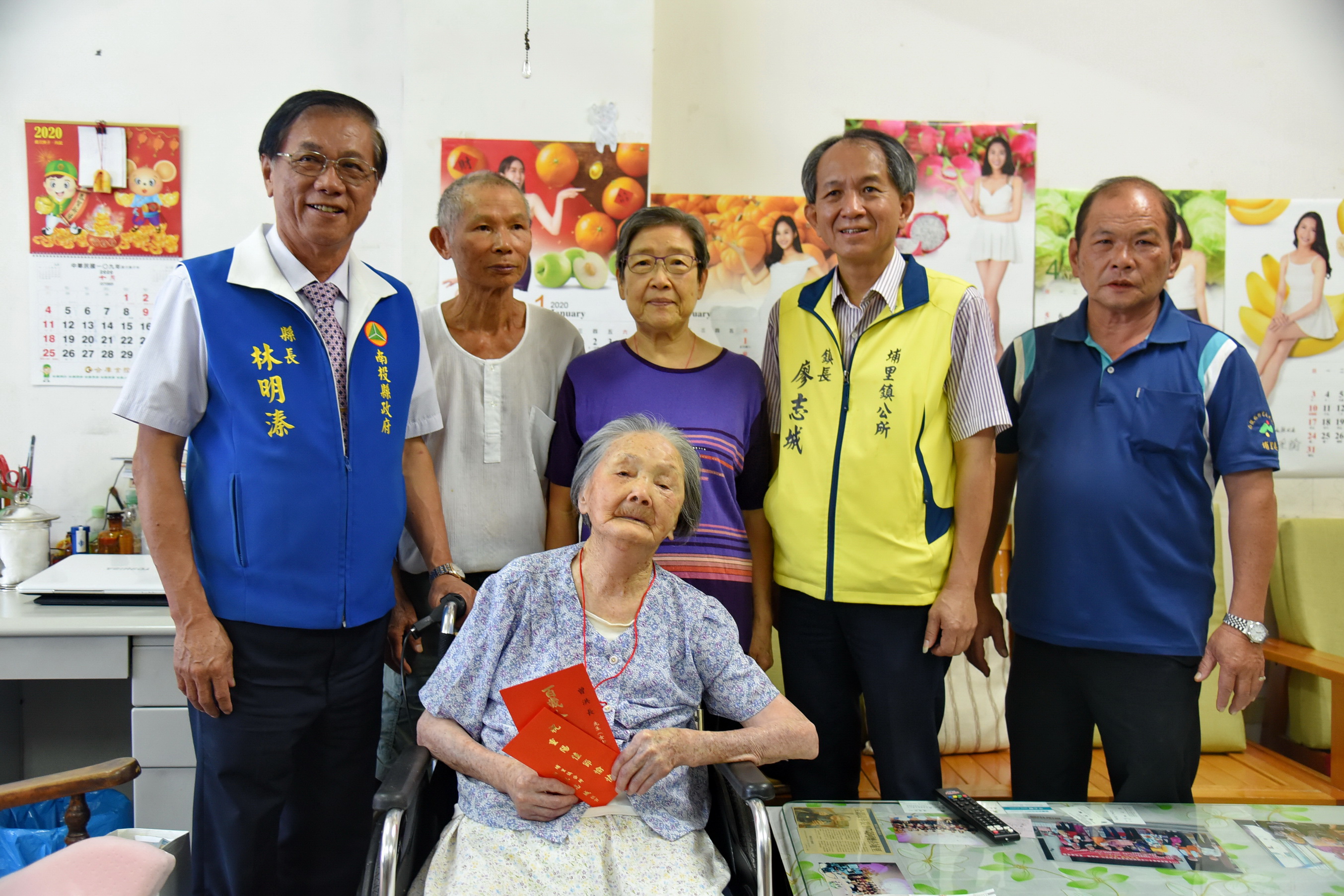 相關圖片4-重陽敬老 林縣長訪埔里、國姓人瑞贈金鎖片及敬老金
