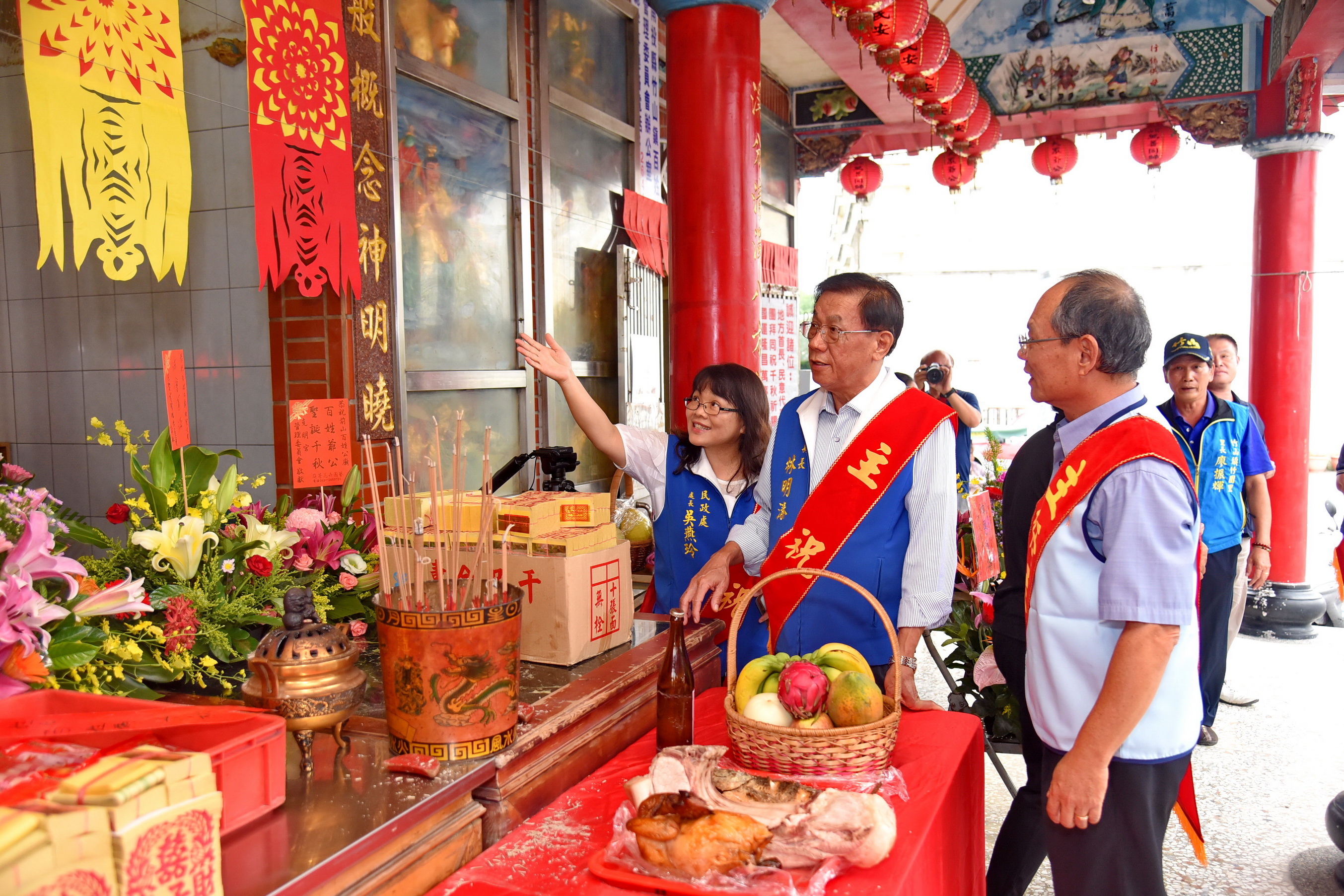 相關圖片3-竹山前山第一城百姓公廟重陽祭典 林縣長贈匾