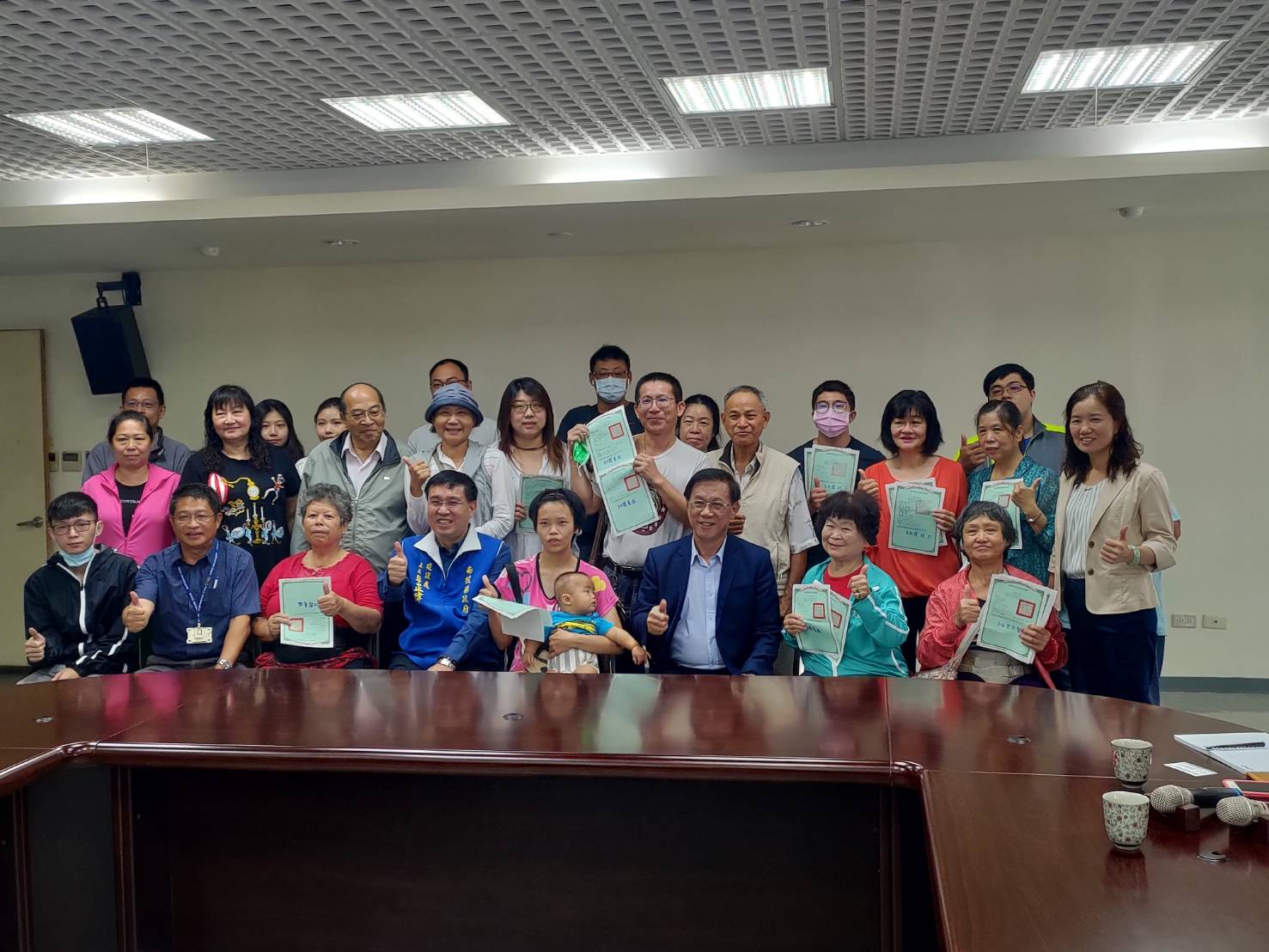 圖片-買下九二一平價住宅  災民高興領權狀