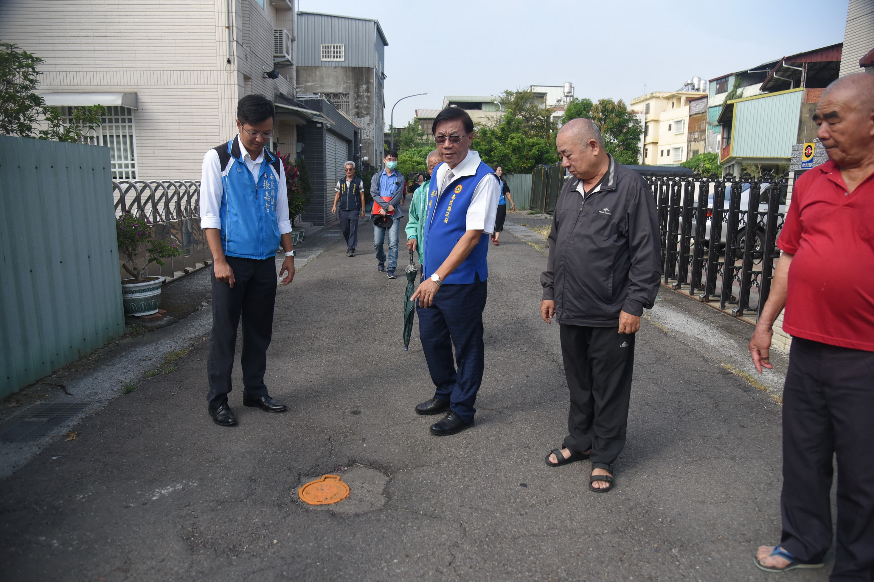 圖片-投市軍功路108巷路面老舊 林縣長會勘改善