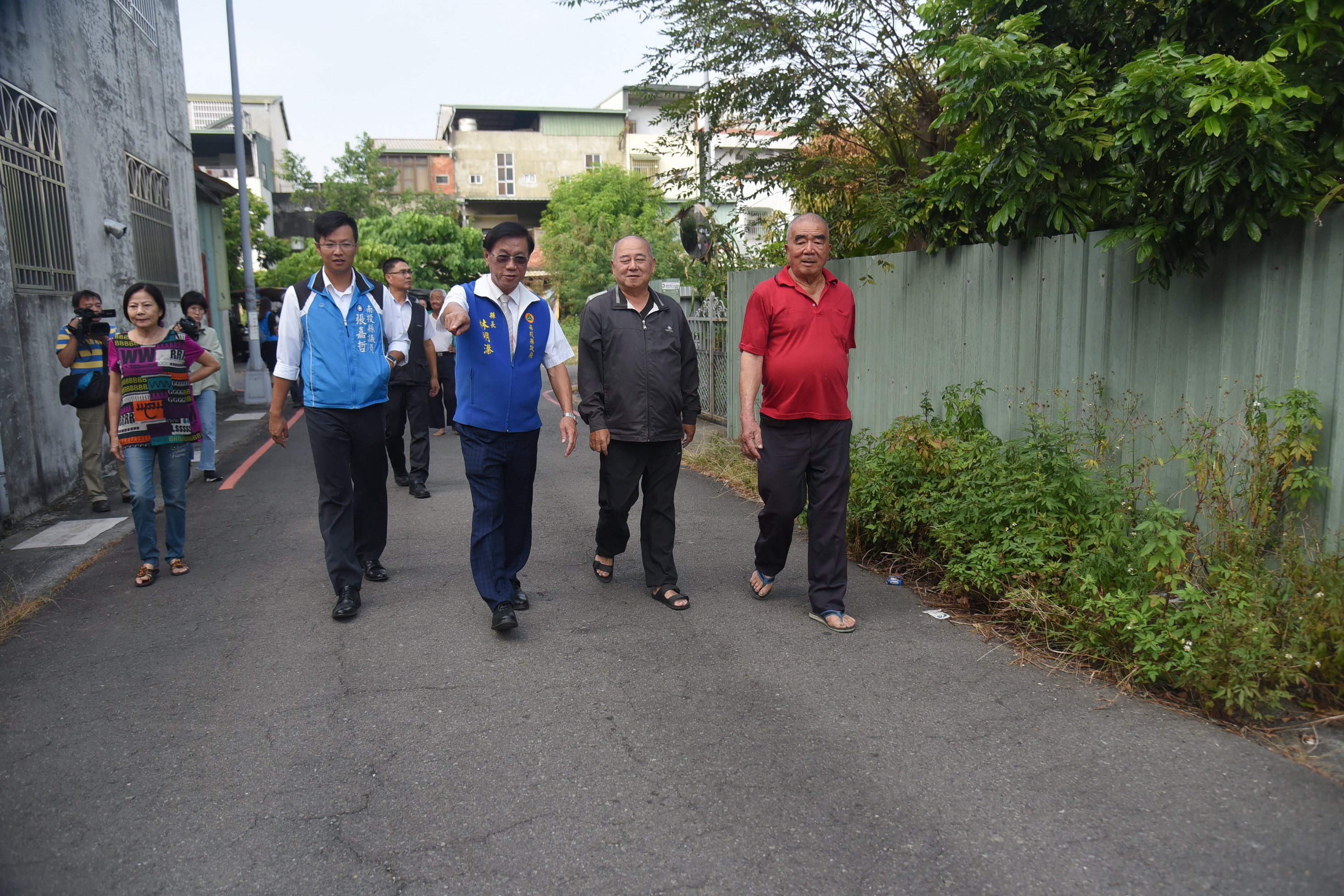 相關圖片1-投市軍功路108巷路面老舊 林縣長會勘改善