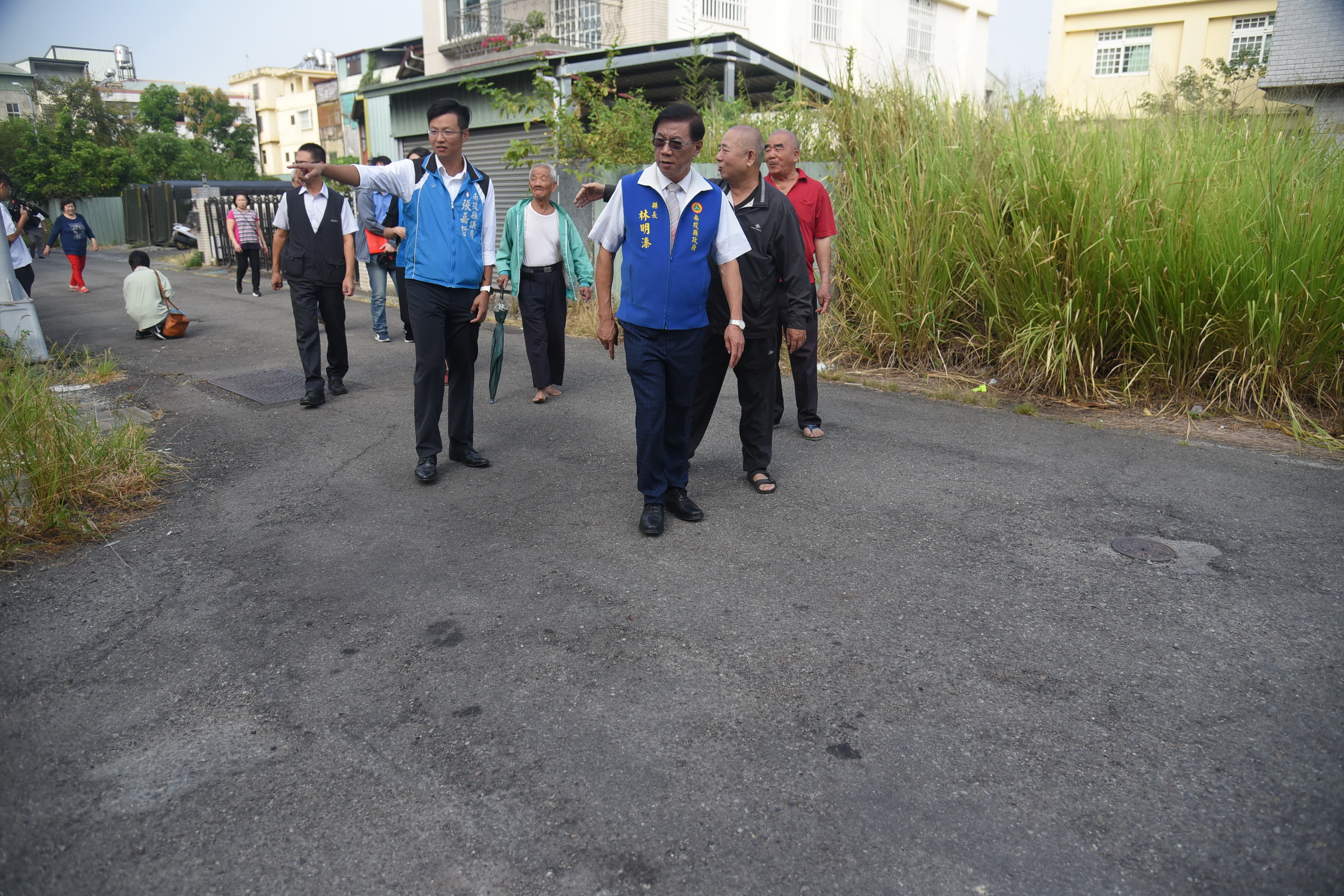 相關圖片2-投市軍功路108巷路面老舊 林縣長會勘改善