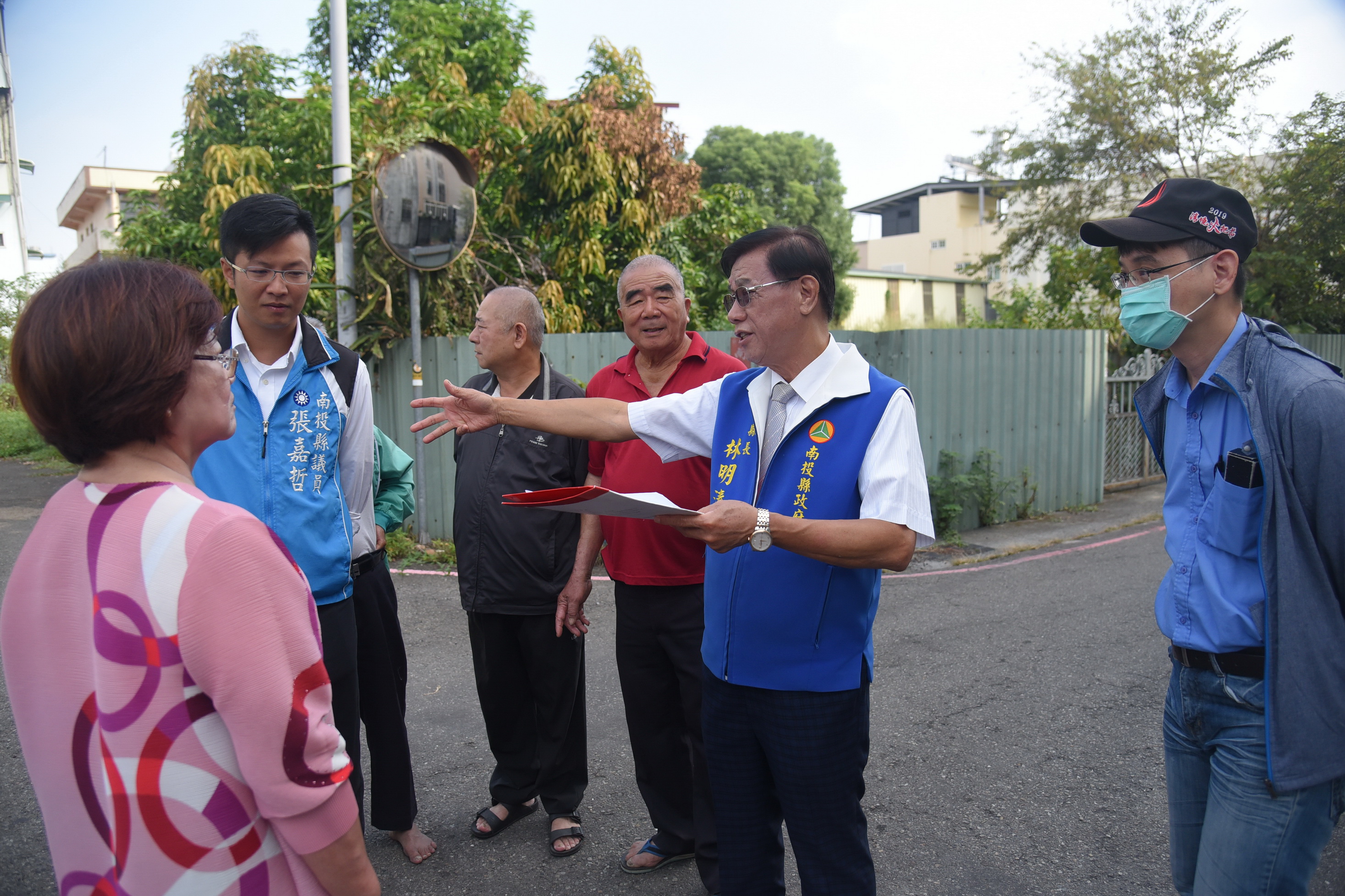 相關圖片3-投市軍功路108巷路面老舊 林縣長會勘改善