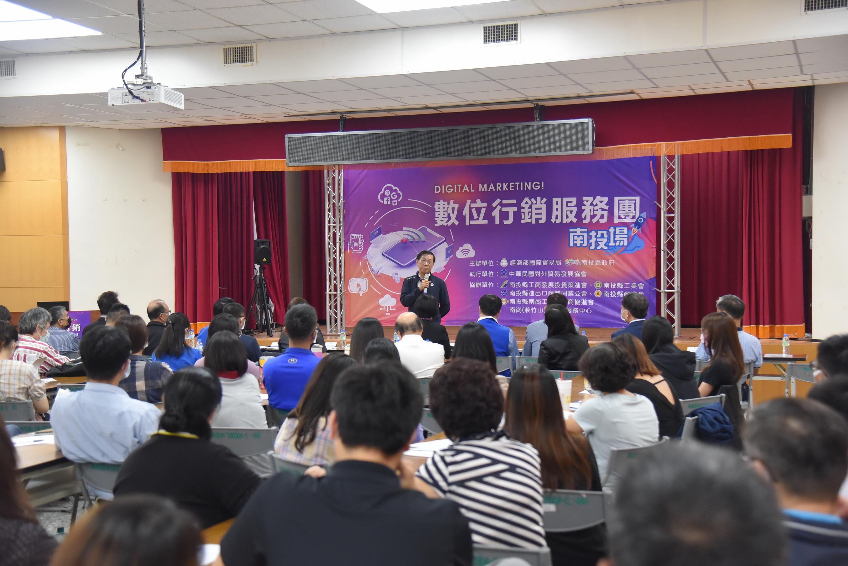 相關圖片2-數位行銷服務團南投宣講 林縣長期許開創疫後經濟新局