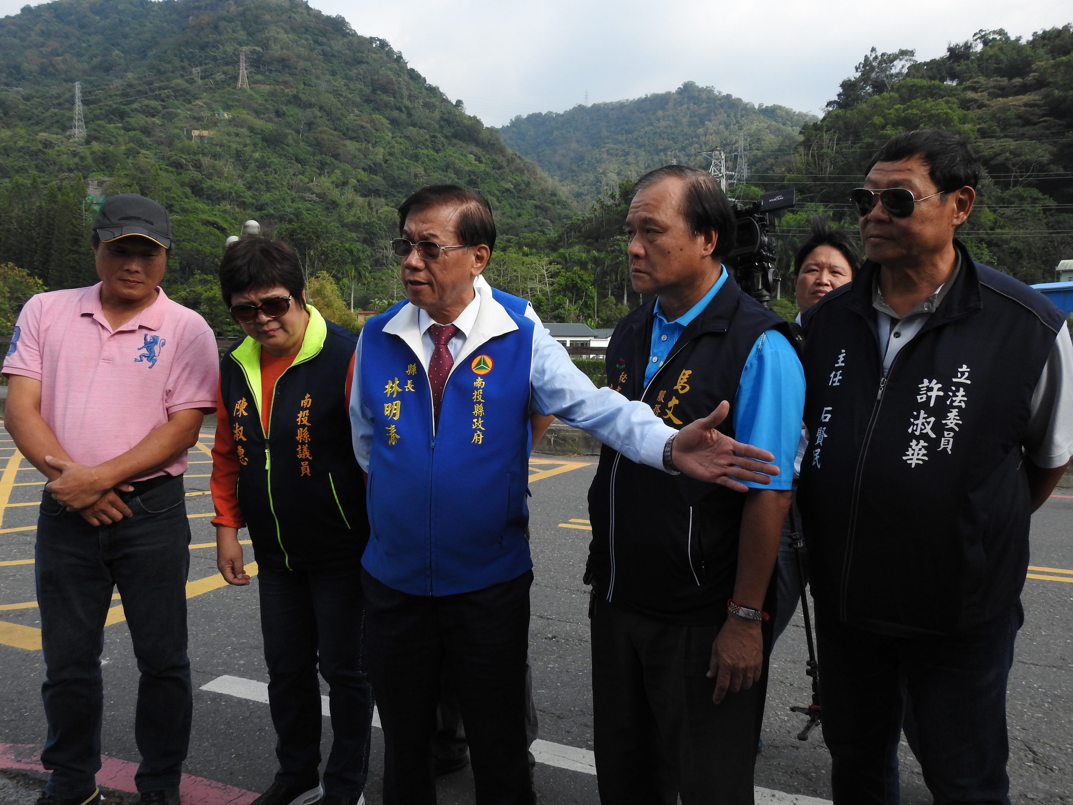 相關圖片2-水里鄉玉峰等三村道路排水溝獲縣長會勘挹注近400萬元改善