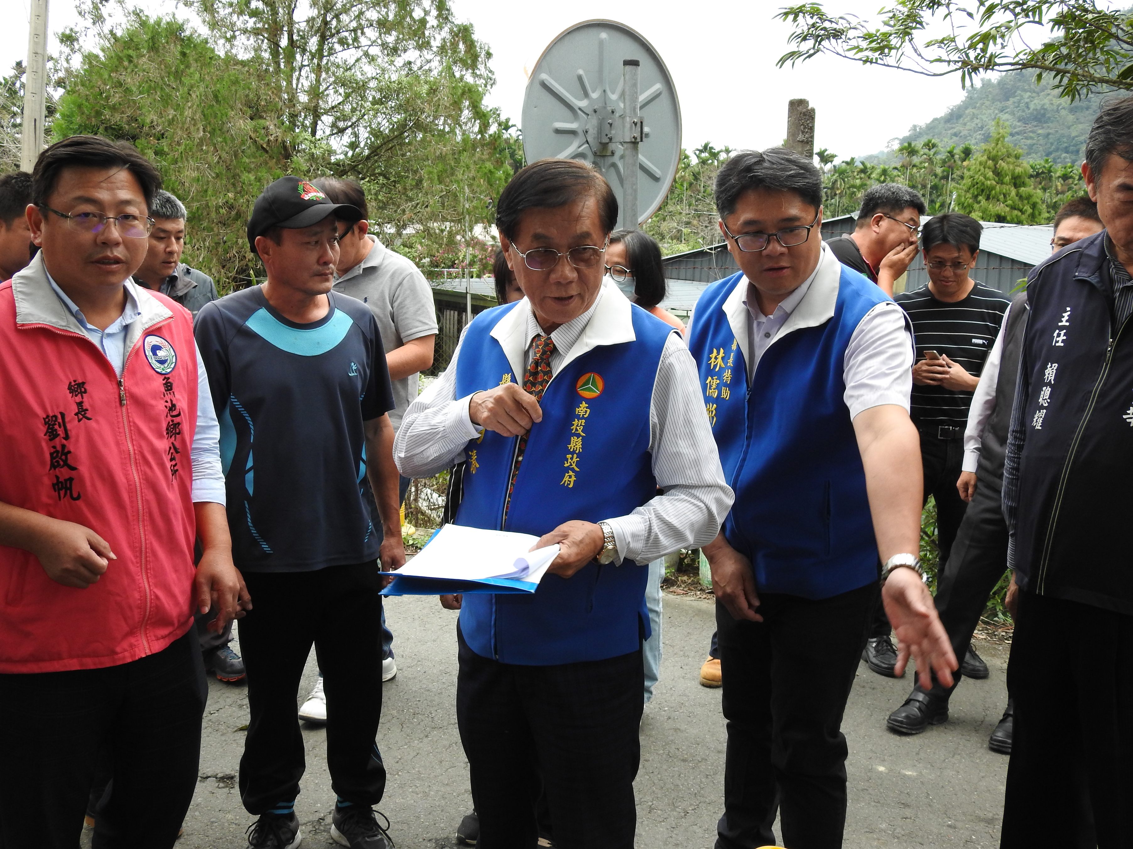 圖片-魚池鄉東光村農路難行 林縣長會勘改善