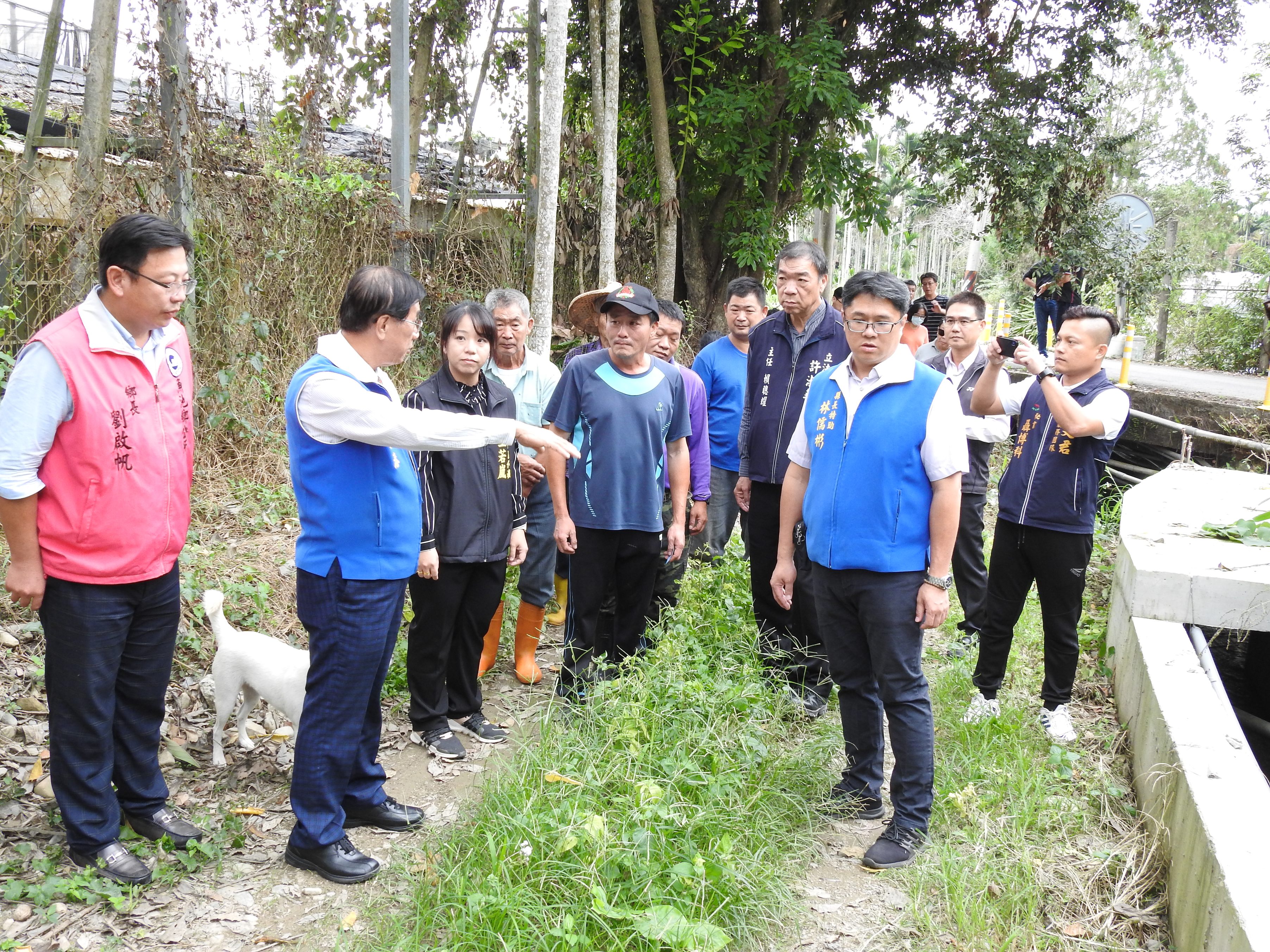 相關圖片3-魚池鄉東光村農路難行 林縣長會勘改善