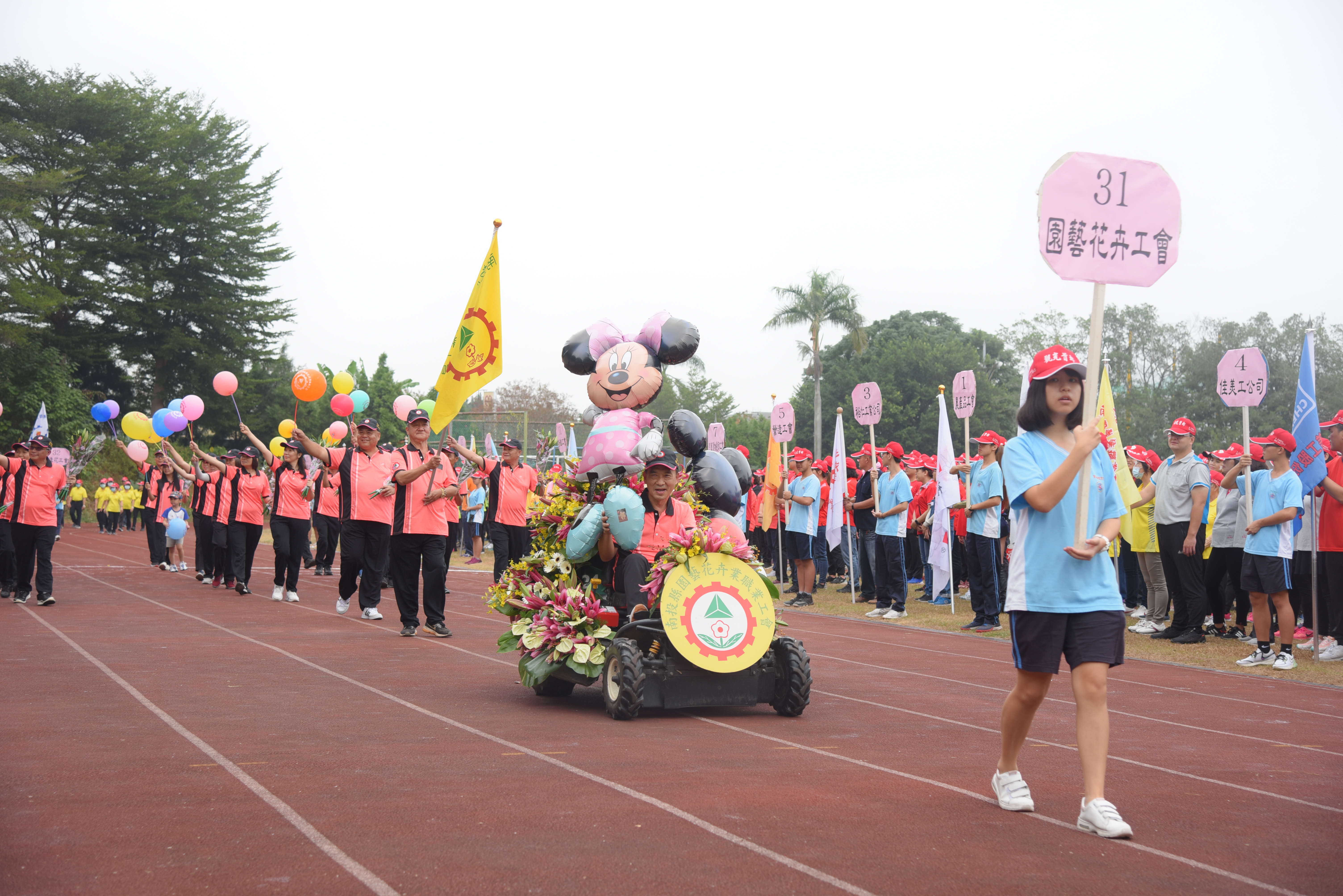 相關圖片1-勞工運動會登場  花車、女超人進場吸睛