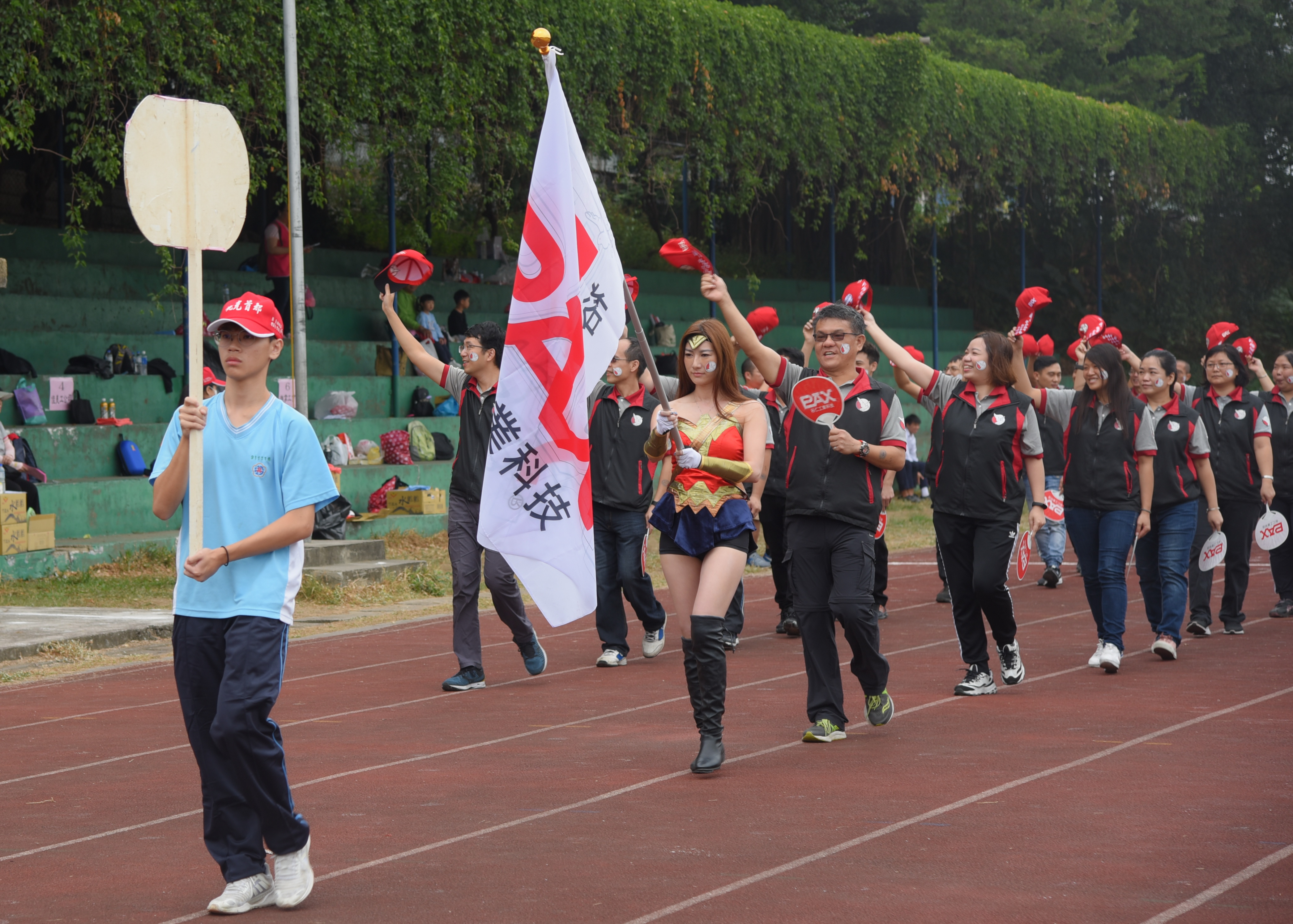 相關圖片2-勞工運動會登場  花車、女超人進場吸睛