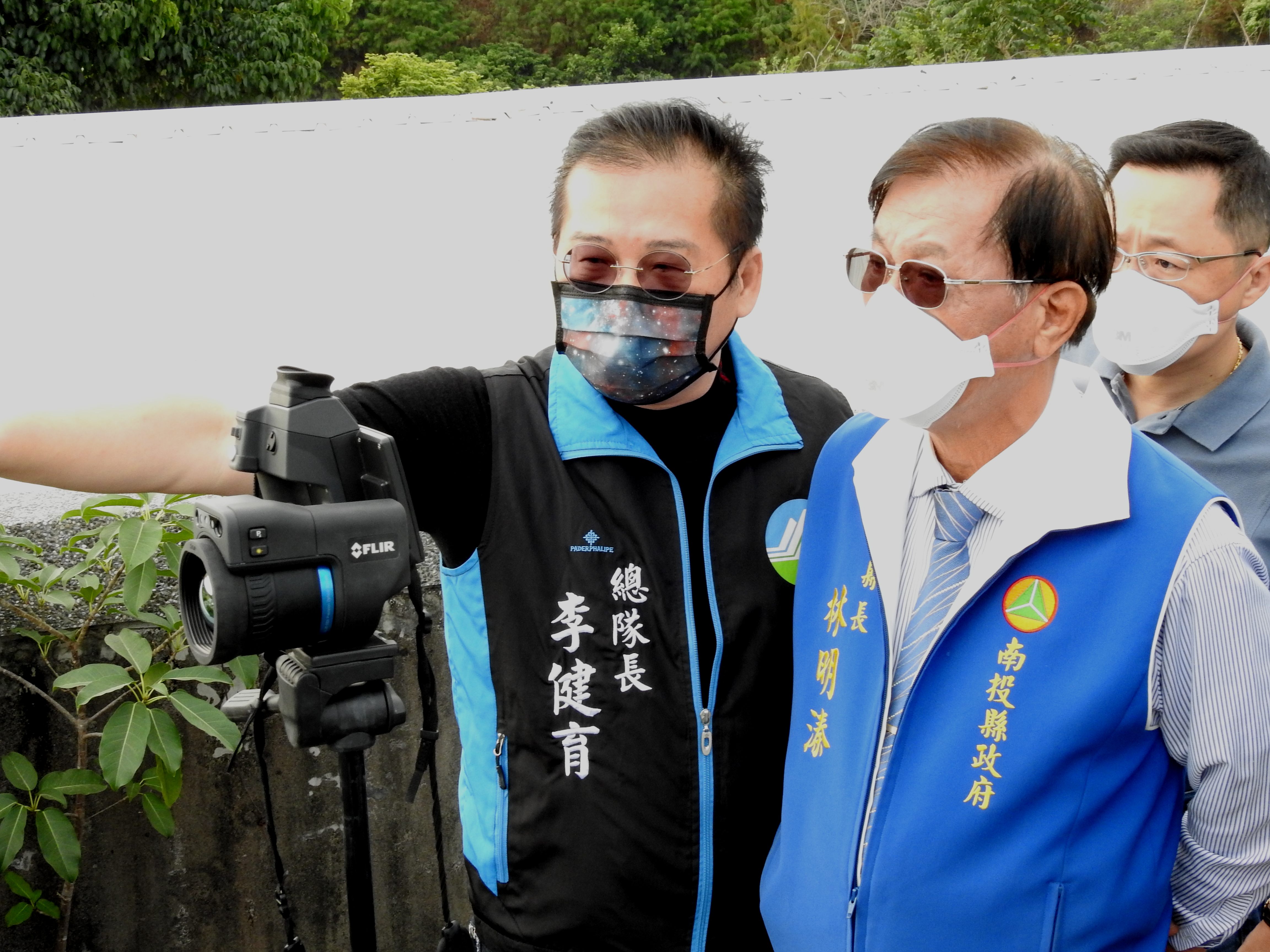 相關圖片3-林縣長慰勞草屯垃圾大火搶救人員 呼籲中央加速去化全縣垃圾