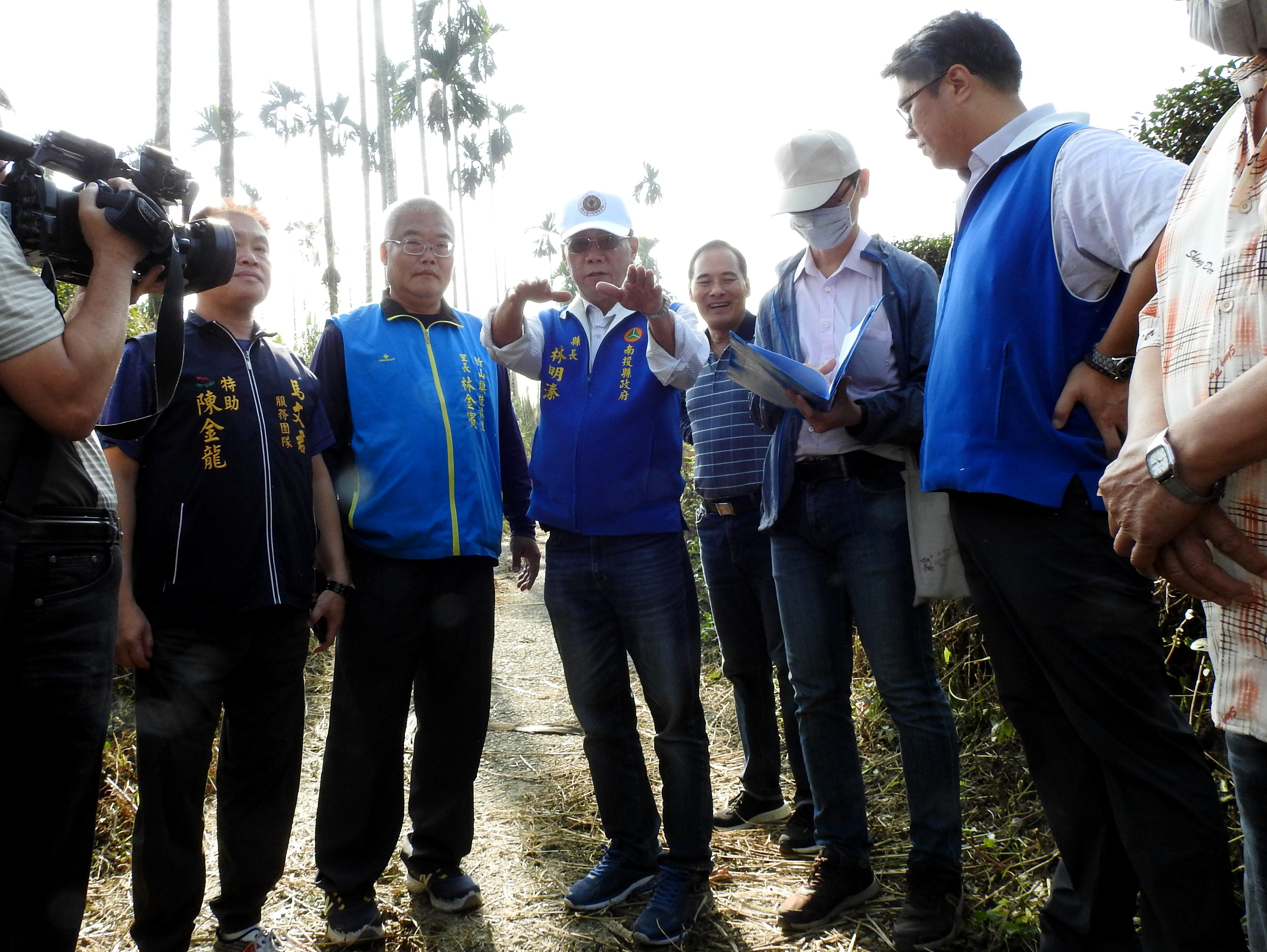 相關圖片1-竹山大坪頭農路窄陡難行 林縣長會勘加碼拓寬