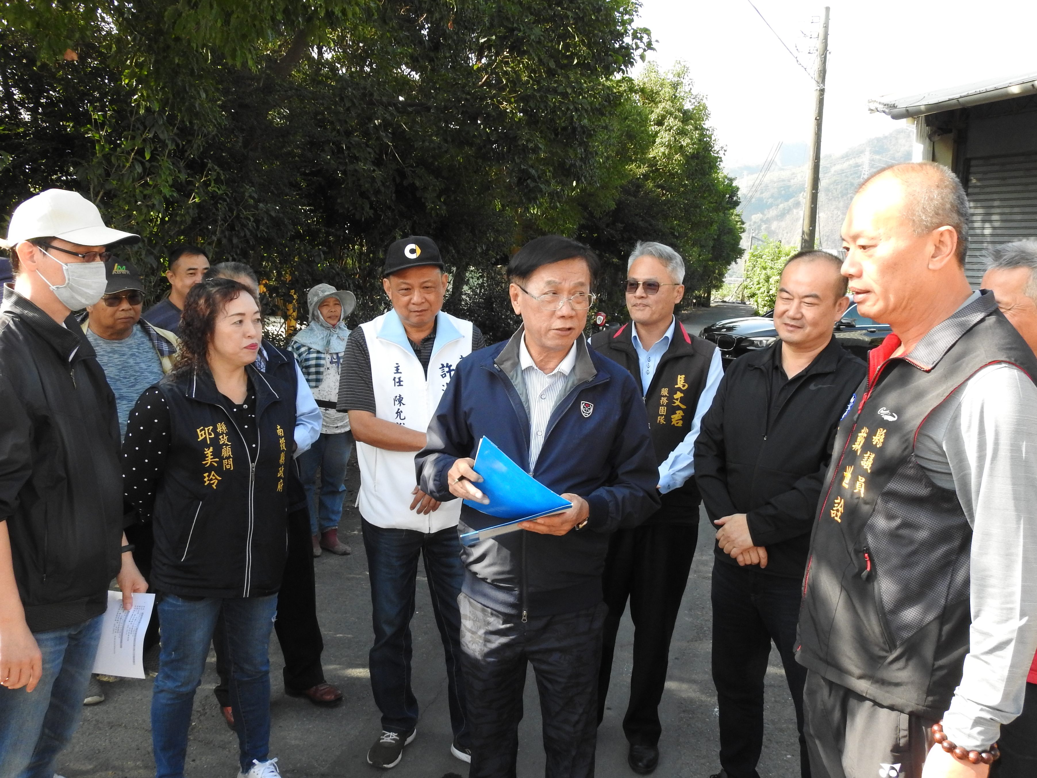 相關圖片3-國姓鄉五村七條道路待改善 林縣長會勘允翻新