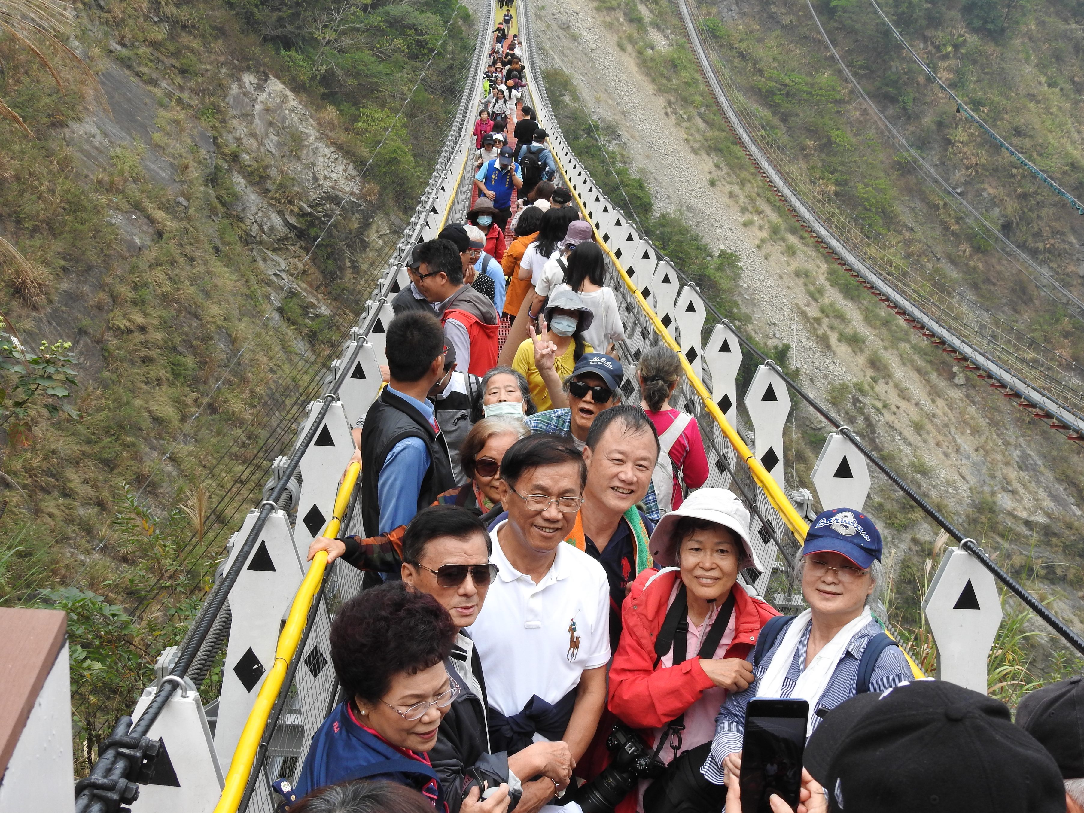 圖片-縣府員工健行環境教育 林縣長率隊暢遊雙龍七彩吊橋