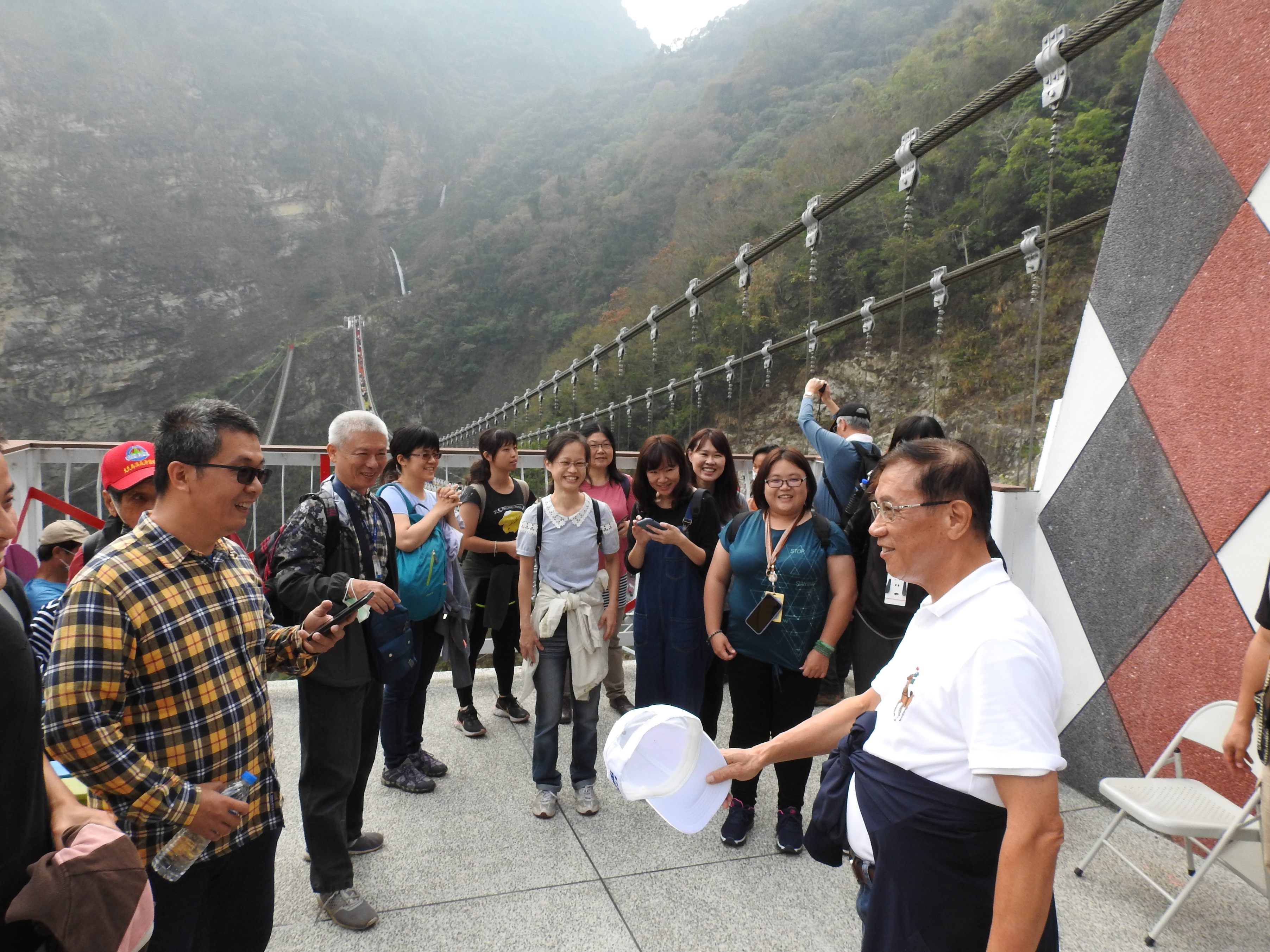 相關圖片1-縣府員工健行環境教育 林縣長率隊暢遊雙龍七彩吊橋