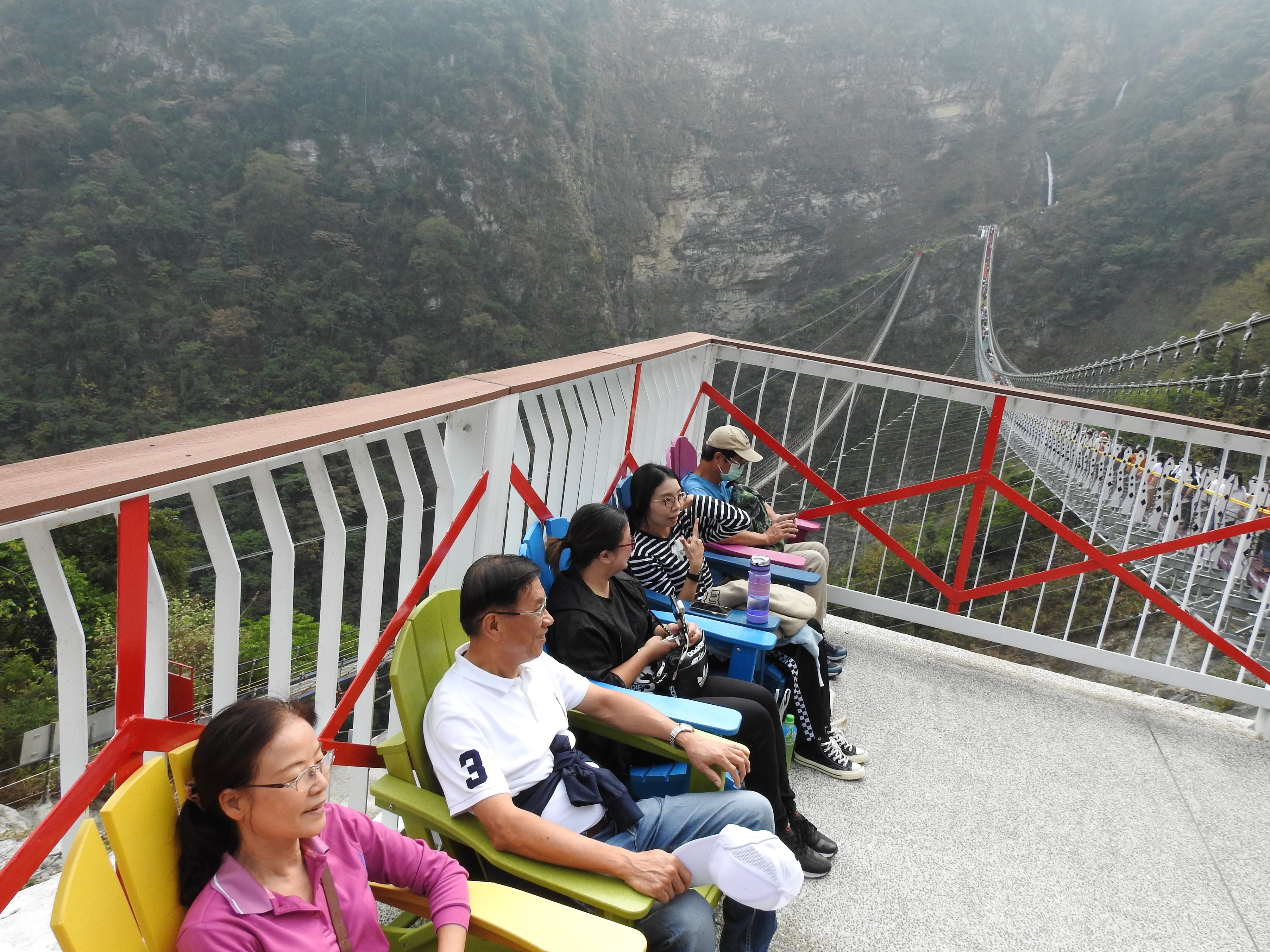相關圖片2-縣府員工健行環境教育 林縣長率隊暢遊雙龍七彩吊橋
