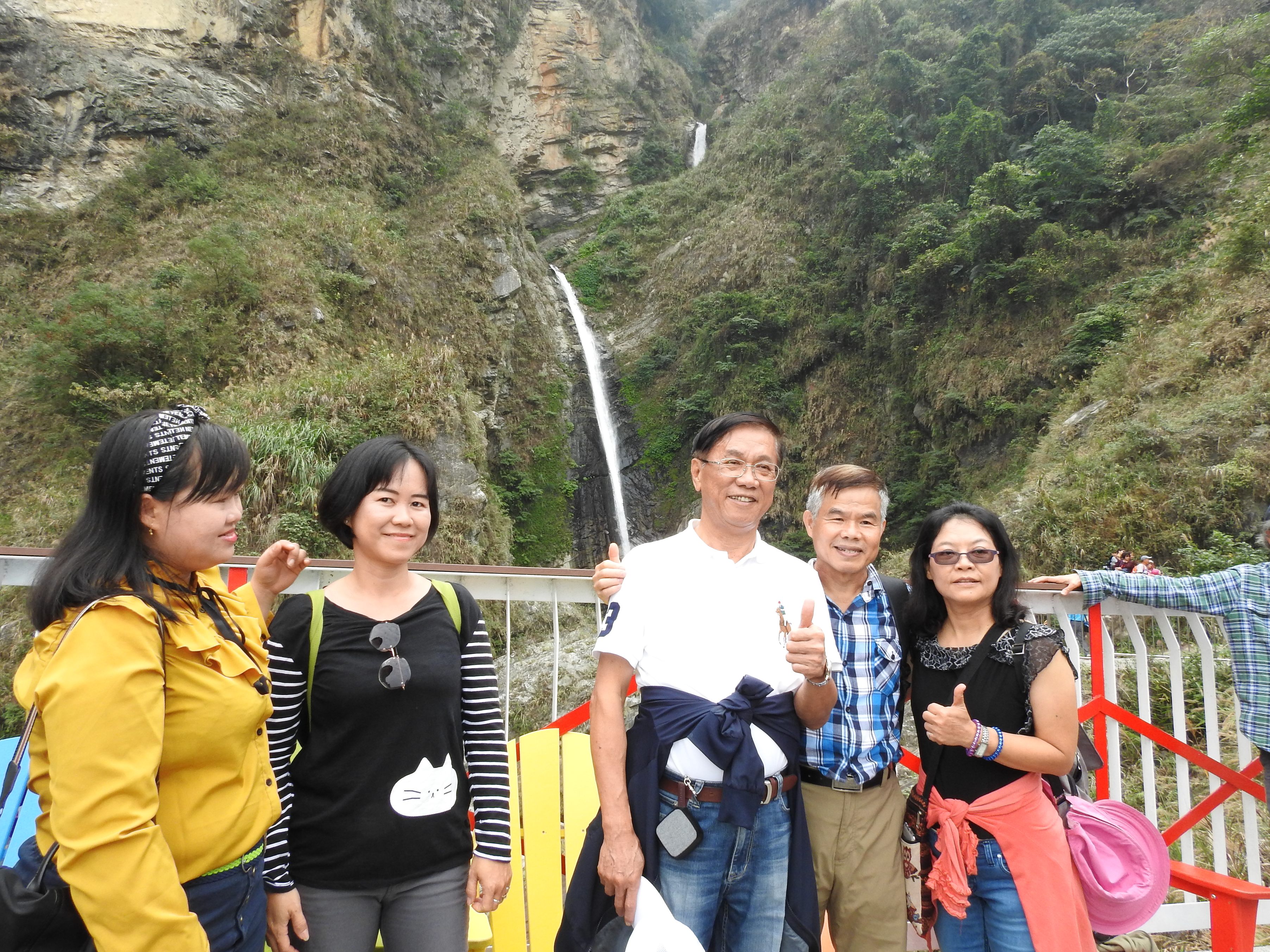 相關圖片3-縣府員工健行環境教育 林縣長率隊暢遊雙龍七彩吊橋