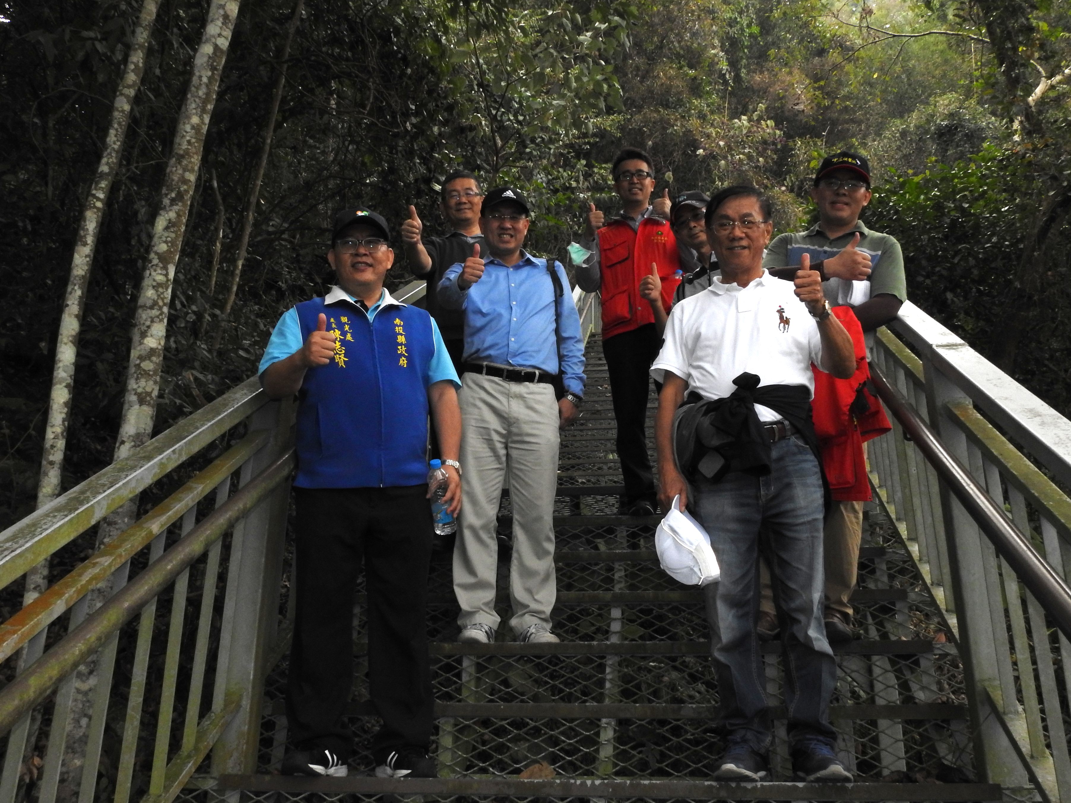 相關圖片4-縣府員工健行環境教育 林縣長率隊暢遊雙龍七彩吊橋