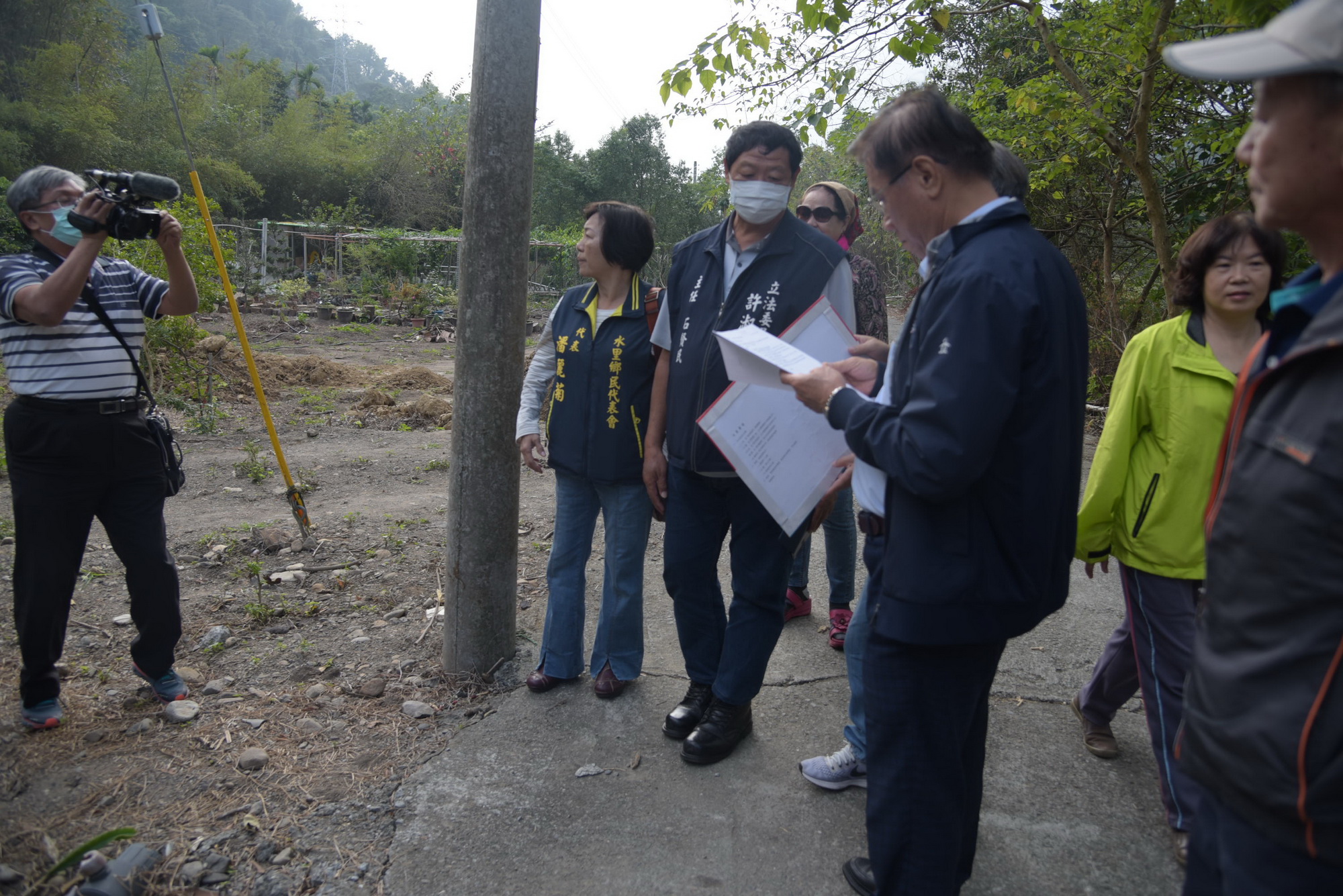 圖片-水里鄉農富村坑溝排水問題 林縣長會勘同意施設排水溝改善