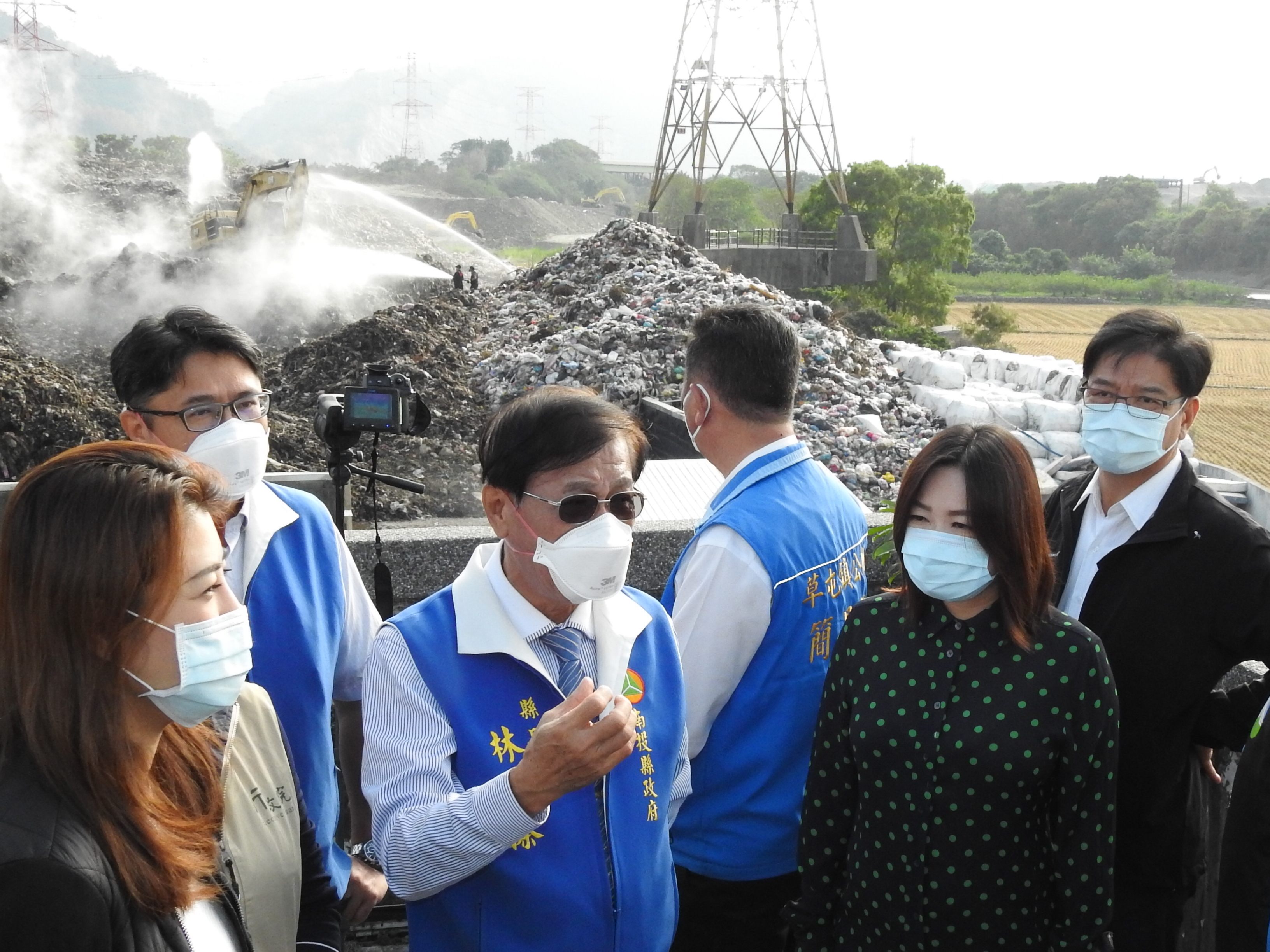 News images-Magistrate Lin shows appreciation to firefighters at the Caotun temporary dumping ground and calls on the central government to face up to the coordination for disposal of local waste, November 23