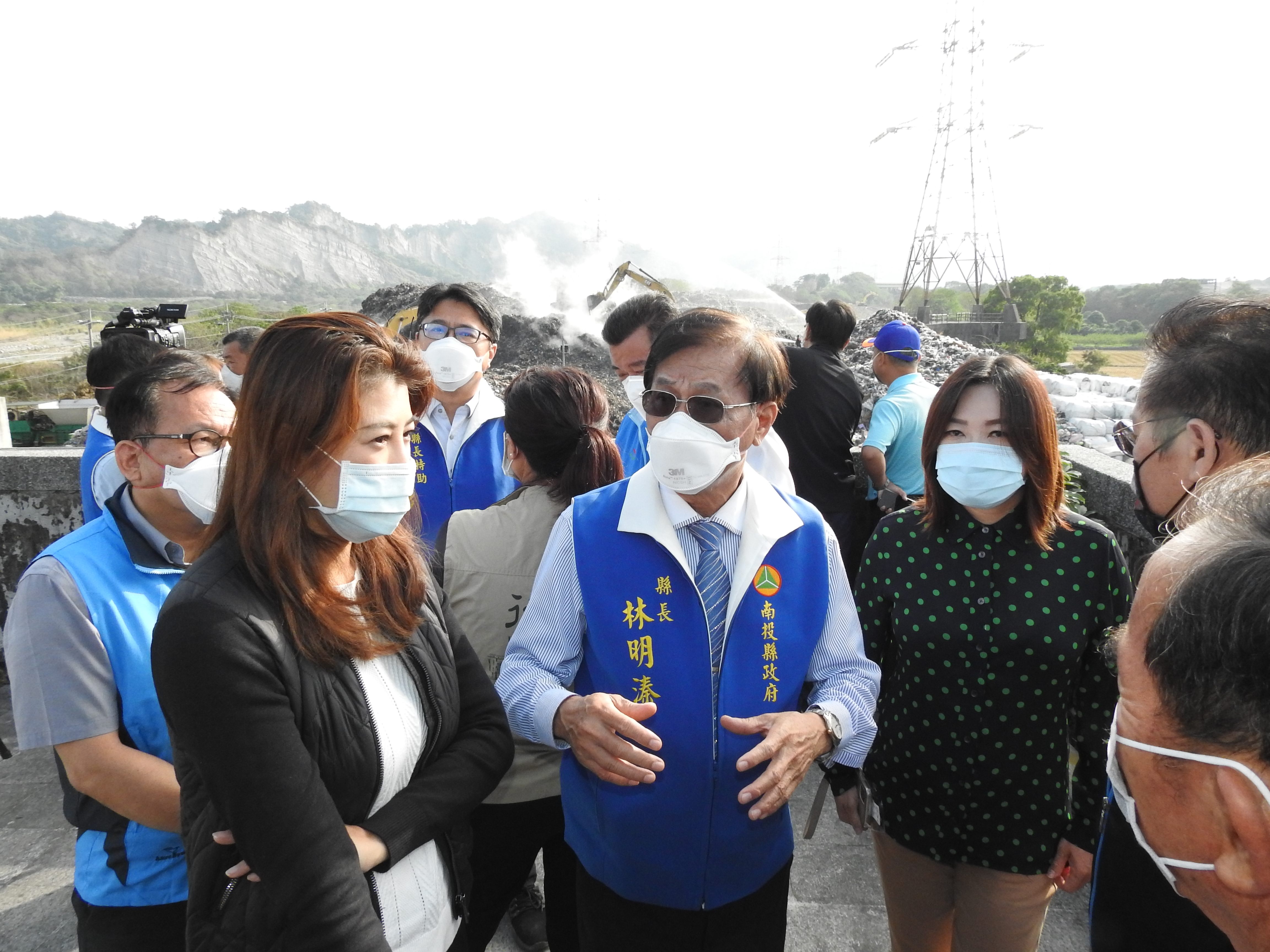 other image1-Magistrate Lin shows appreciation to firefighters at the Caotun temporary dumping ground and calls on the central government to face up to the coordination for disposal of local waste, November 23